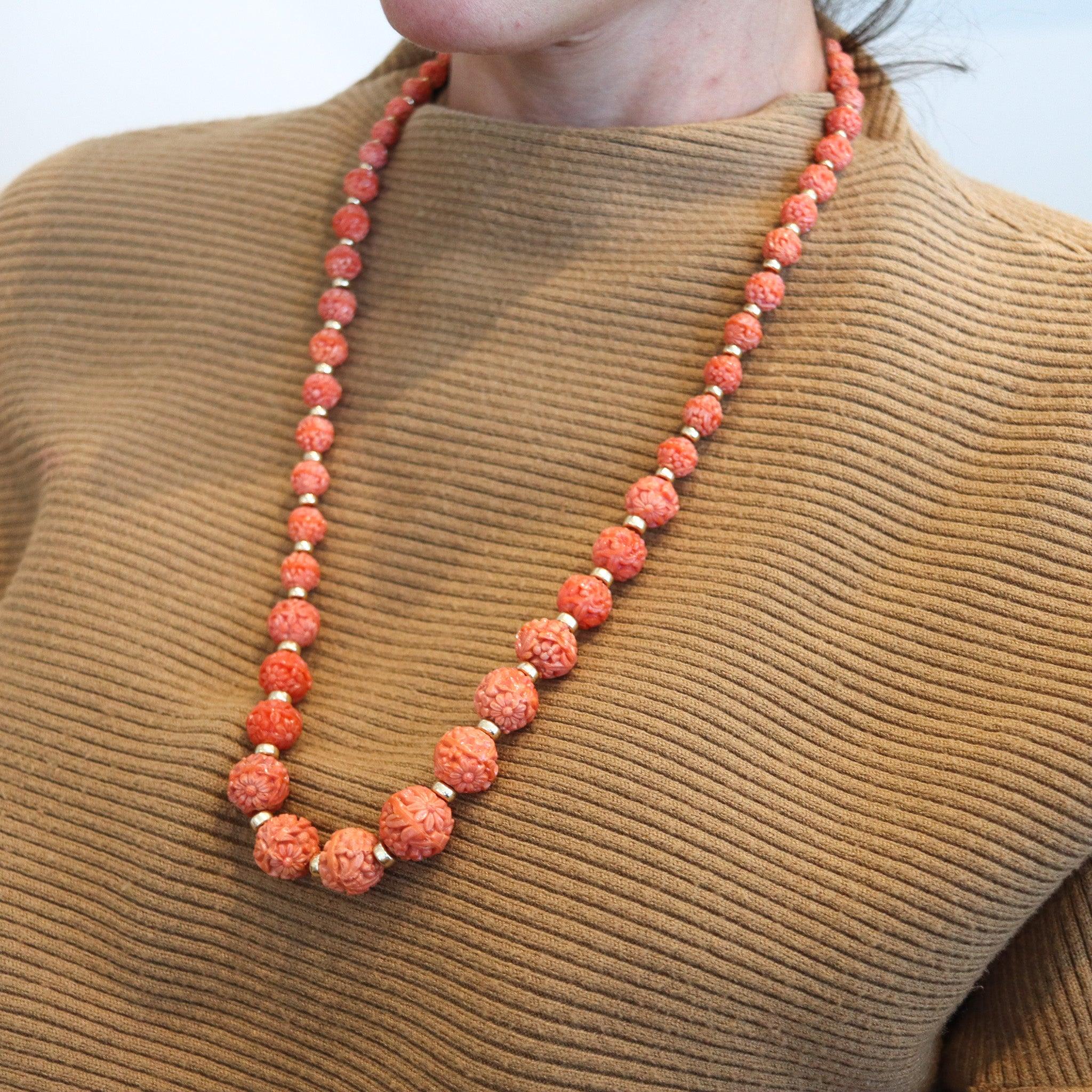 Collier avec des perles de corail sculptées et graduées.

Il s'agit d'un très rare collier art-déco créé vers 1930 avec cinquante-six perles sculptées graduées en corail naturel. Les ravissantes sculptures en corail sont datées de la période