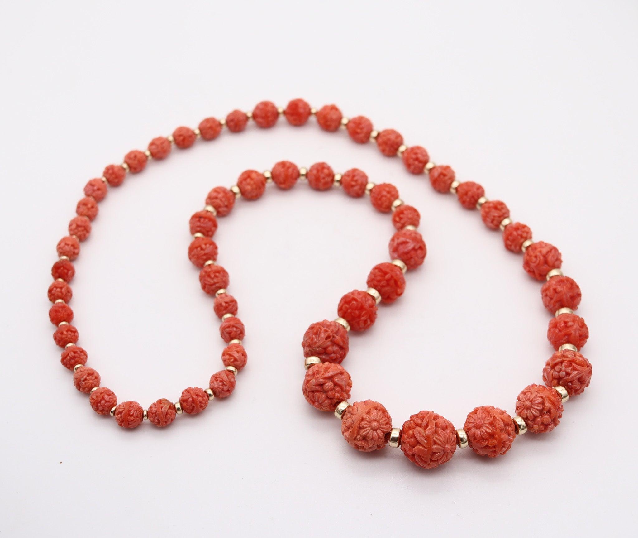 Non taillé Collier Art déco de 1930, monté en or jaune 18 carats avec perles de corail sculptées en vente
