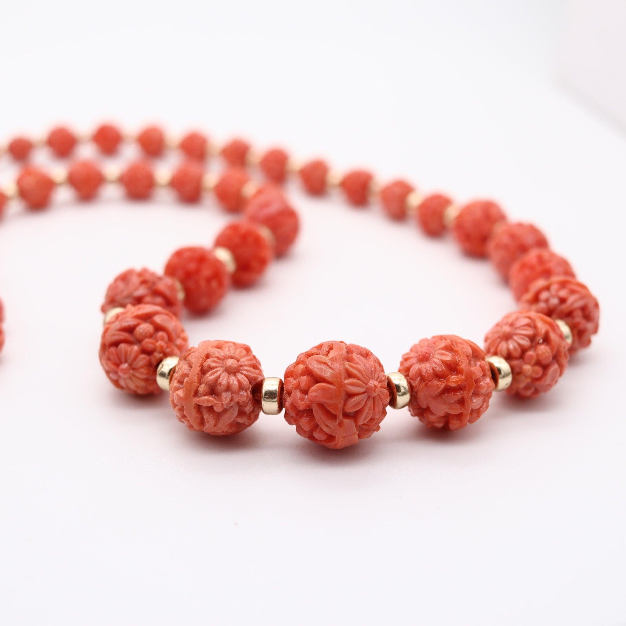 Collier Art déco de 1930, monté en or jaune 18 carats avec perles de corail sculptées Excellent état - En vente à Miami, FL