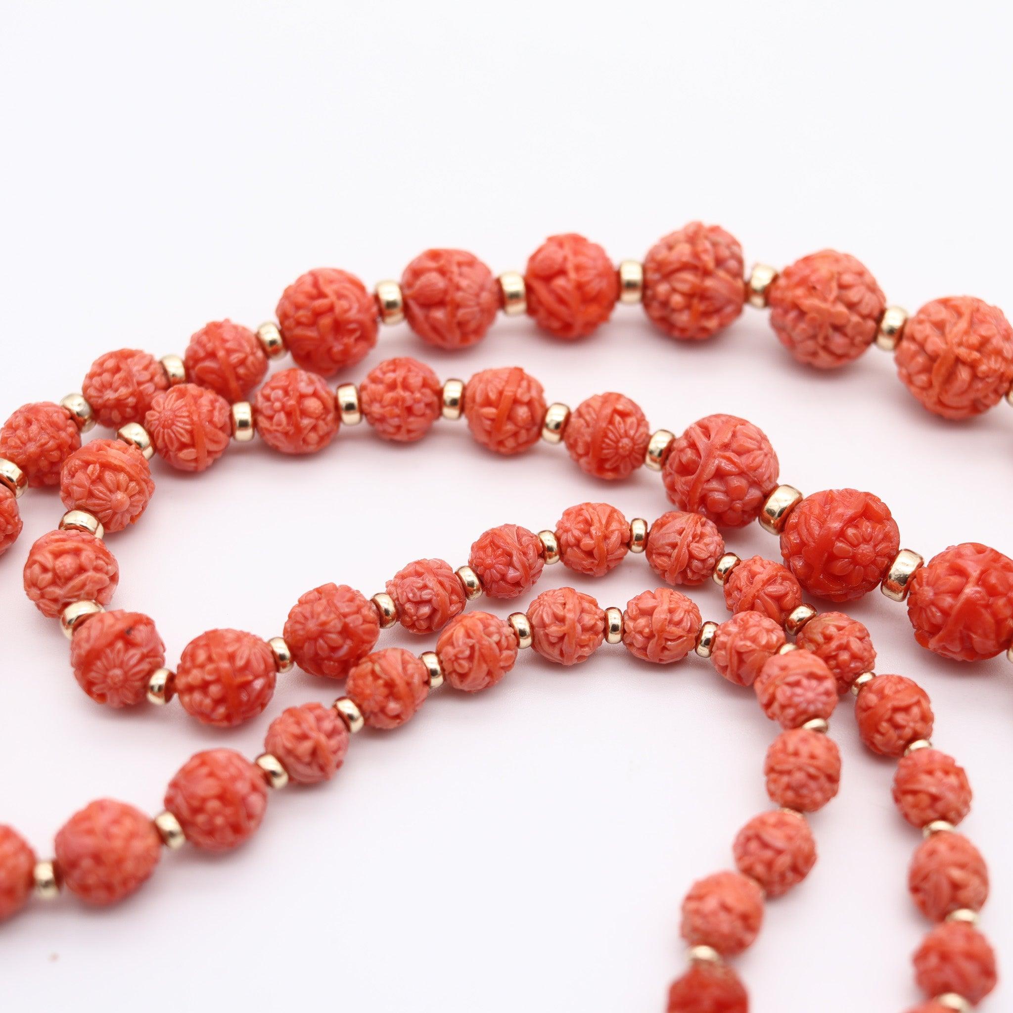 Collier Art déco de 1930, monté en or jaune 18 carats avec perles de corail sculptées Pour femmes en vente