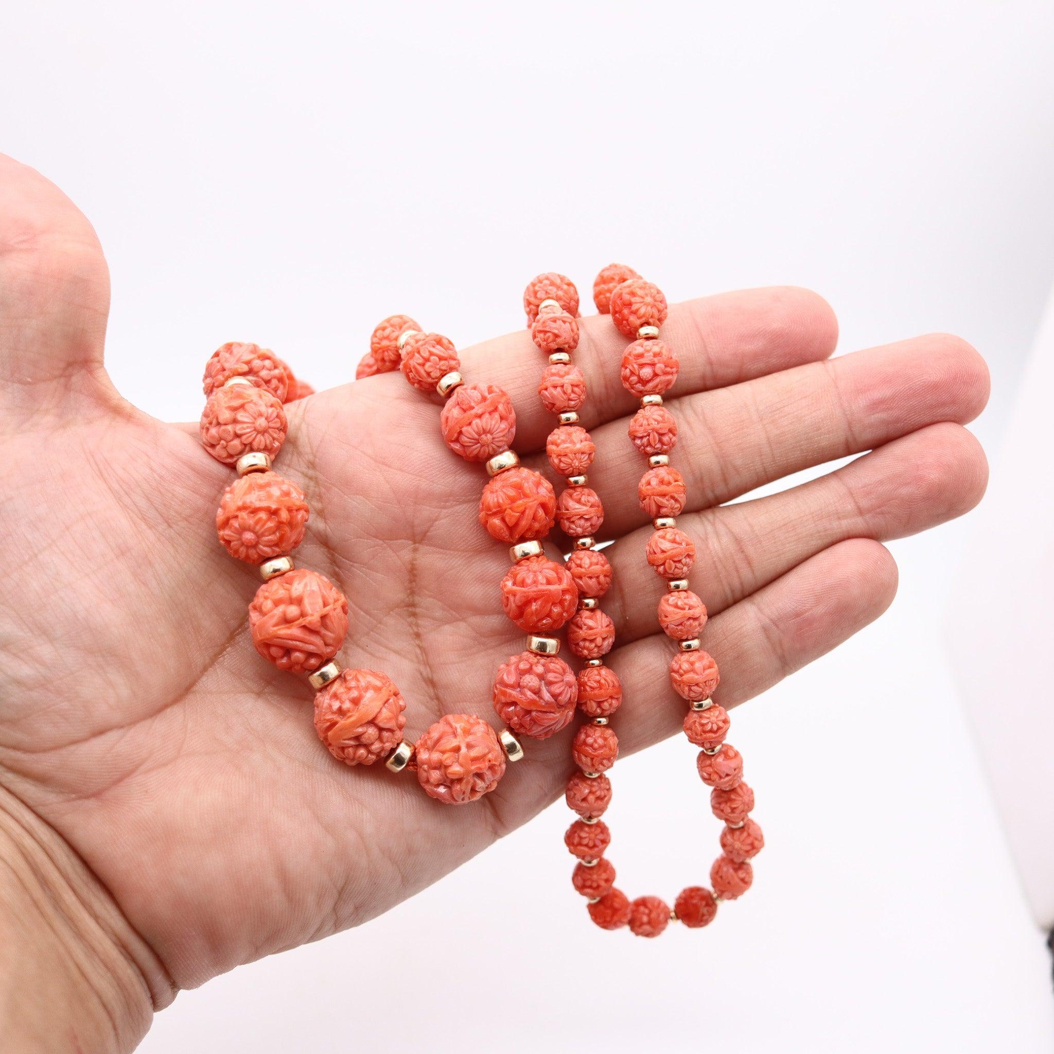 Collier Art déco de 1930, monté en or jaune 18 carats avec perles de corail sculptées en vente 1