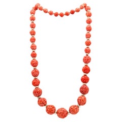 Collier Art déco de 1930, monté en or jaune 18 carats avec perles de corail sculptées