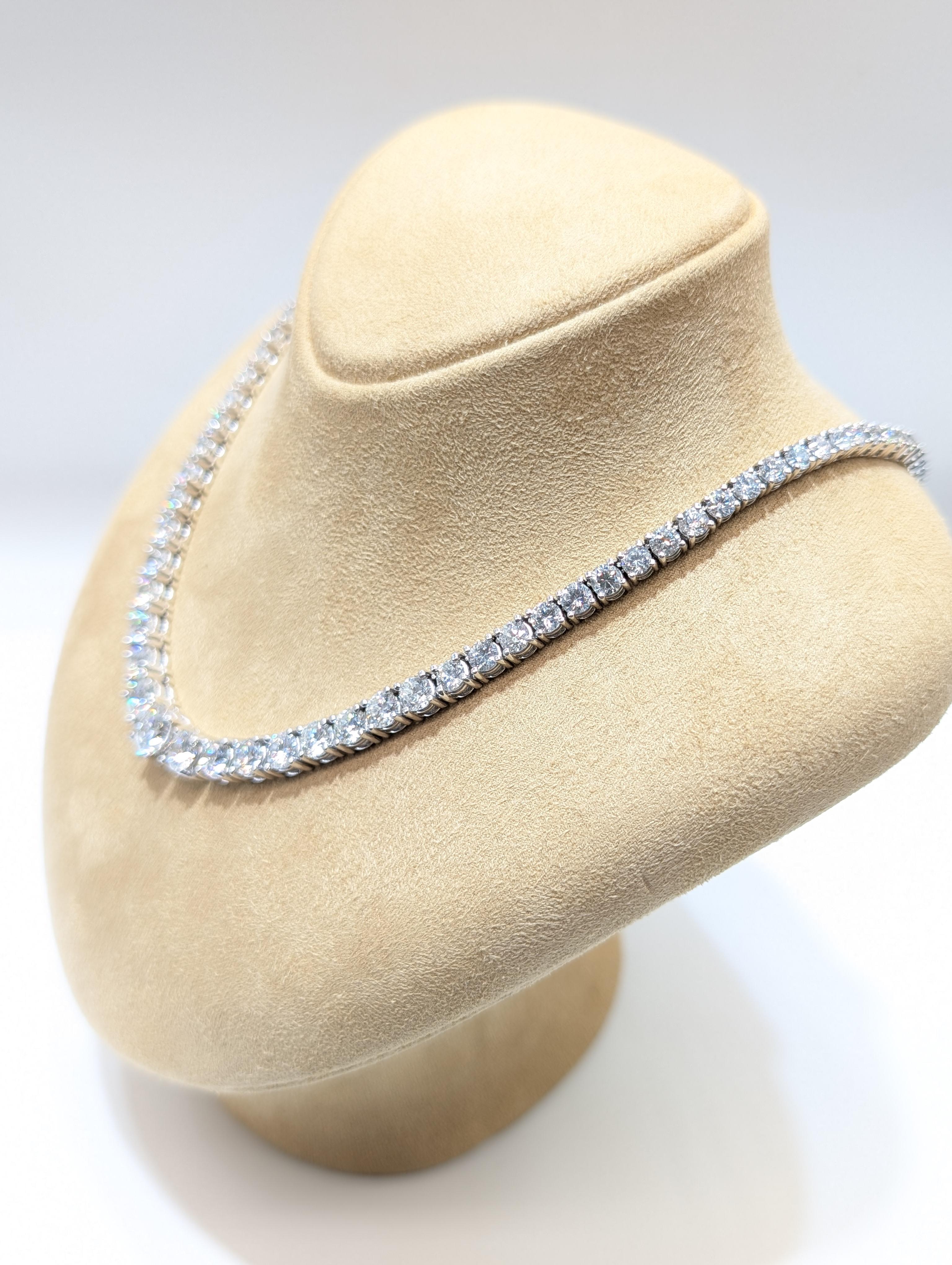 Graduated All Natural Round Cut Diamond Tennis Necklace in White Gold In New Condition For Sale In New York, US