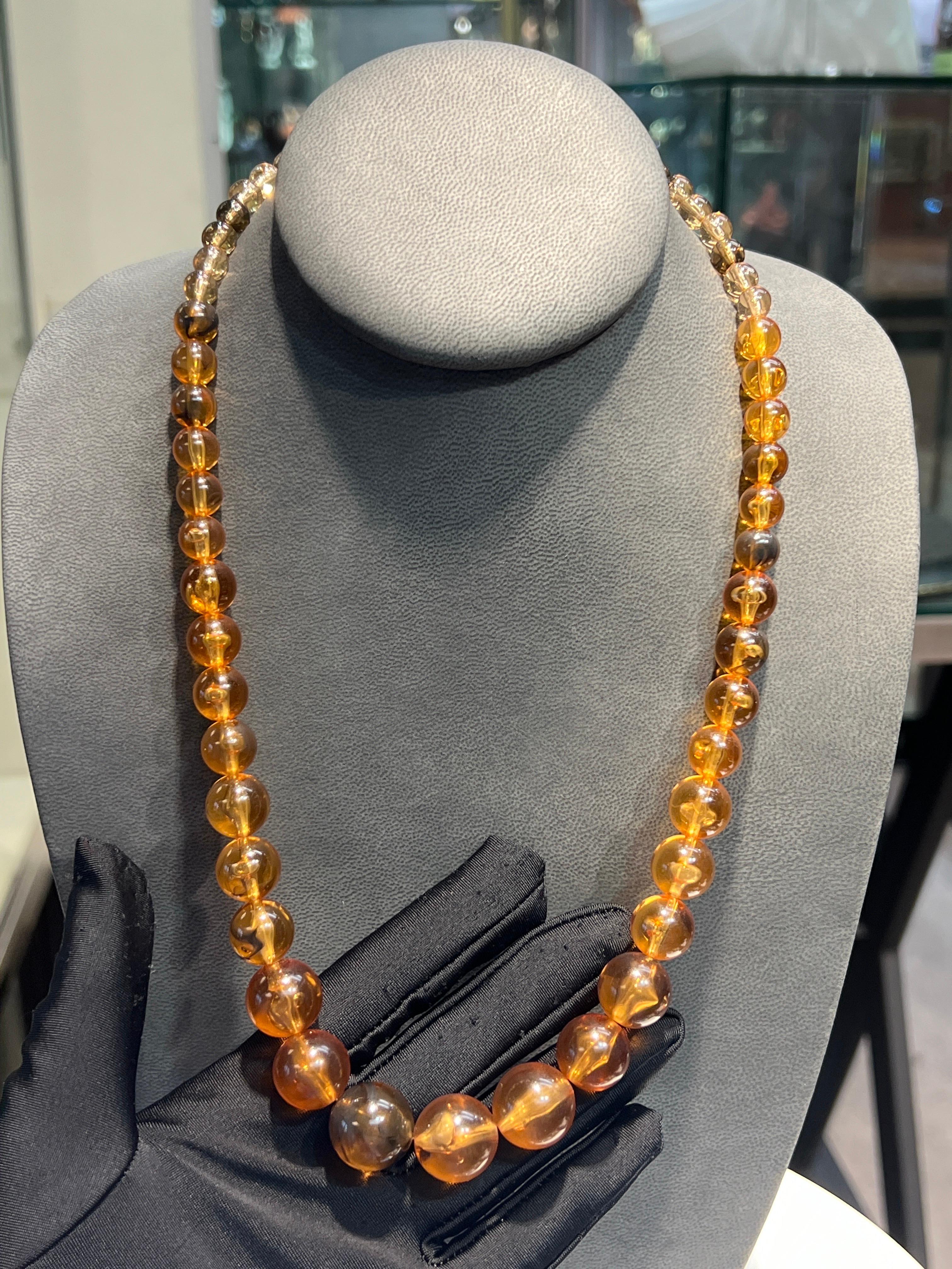 Graduated Amber Bead Necklace In Excellent Condition For Sale In New York, NY