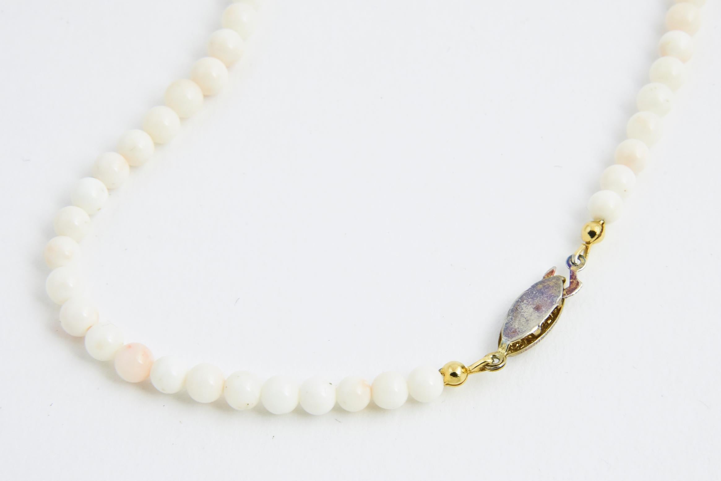 Graduated Angel Skin Coral Bead Necklace In Good Condition For Sale In Miami Beach, FL