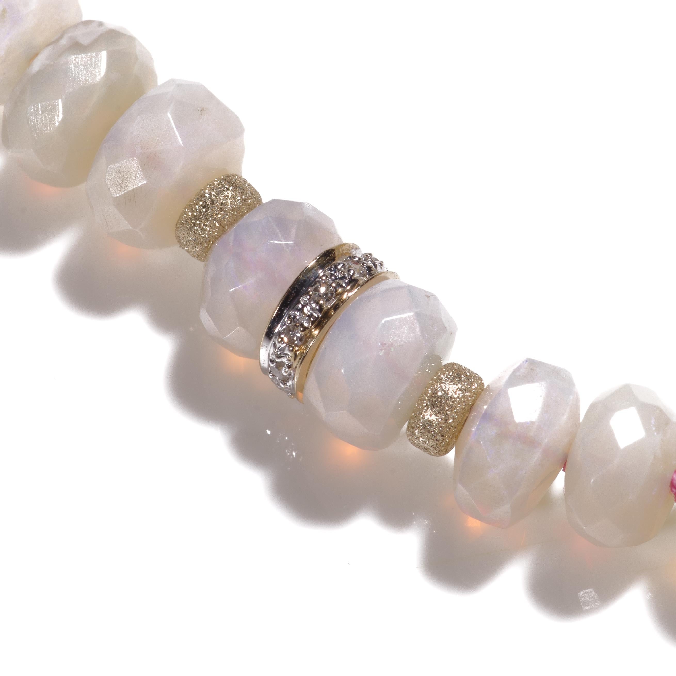 Moderno Collana graduata di opale australiano Lightning Ridge in oro 18 carati e diamanti in vendita