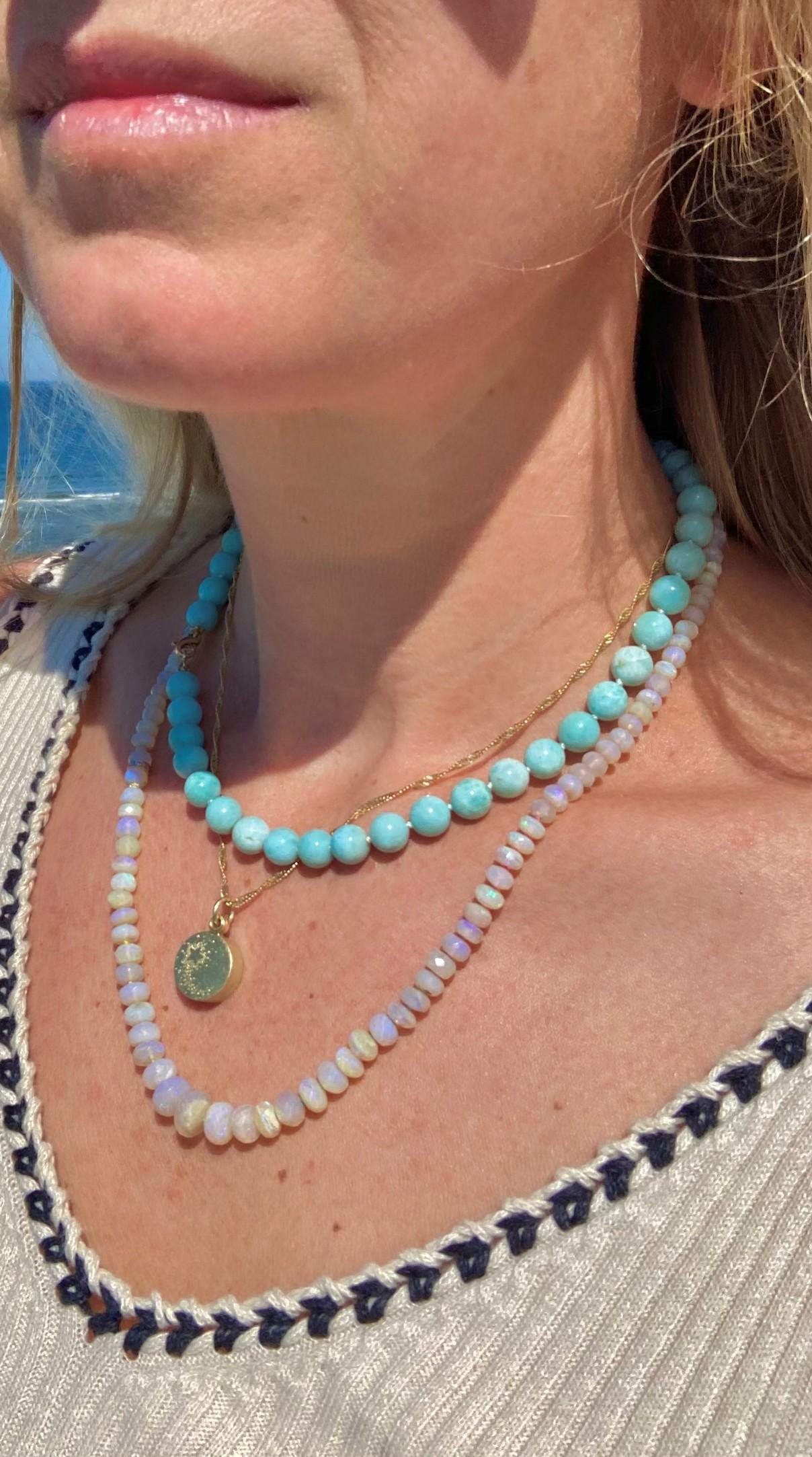 Grande collana di opale australiana scintillante e graduata, annodata a mano su seta multicolore e rifinita con un fermaglio e una perlina in oro 18 carati. Tutte le pietre sono intagliate a mano per un effetto scintillante extra e contengono uno