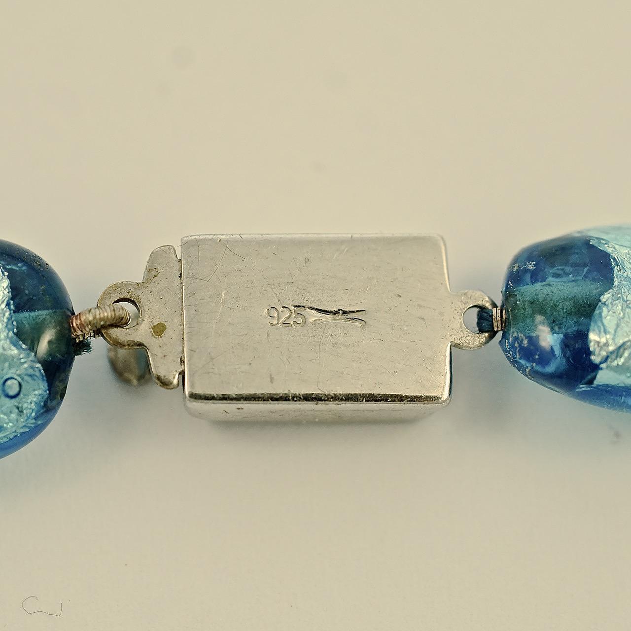Graduated Blue Foil Glass Bead Necklace with a Silver Clasp In Good Condition For Sale In London, GB