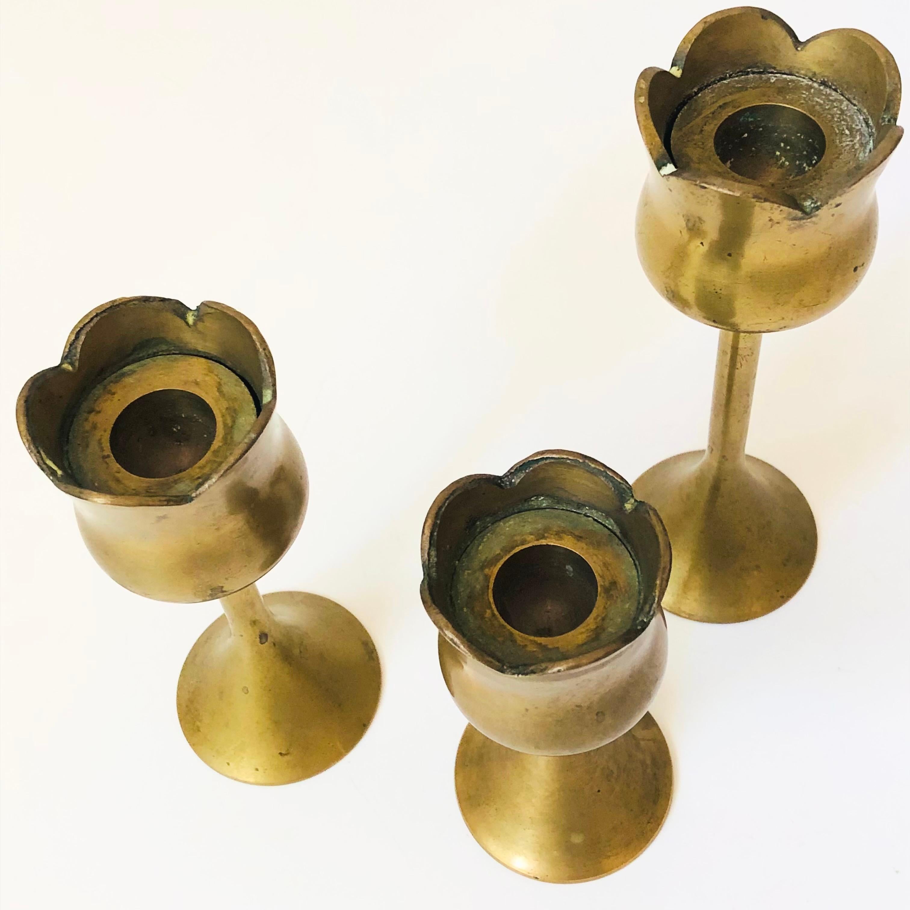 Graduated Brass Tulip Candlestick Holders - Set of 3 In Good Condition In Fairfield, CA