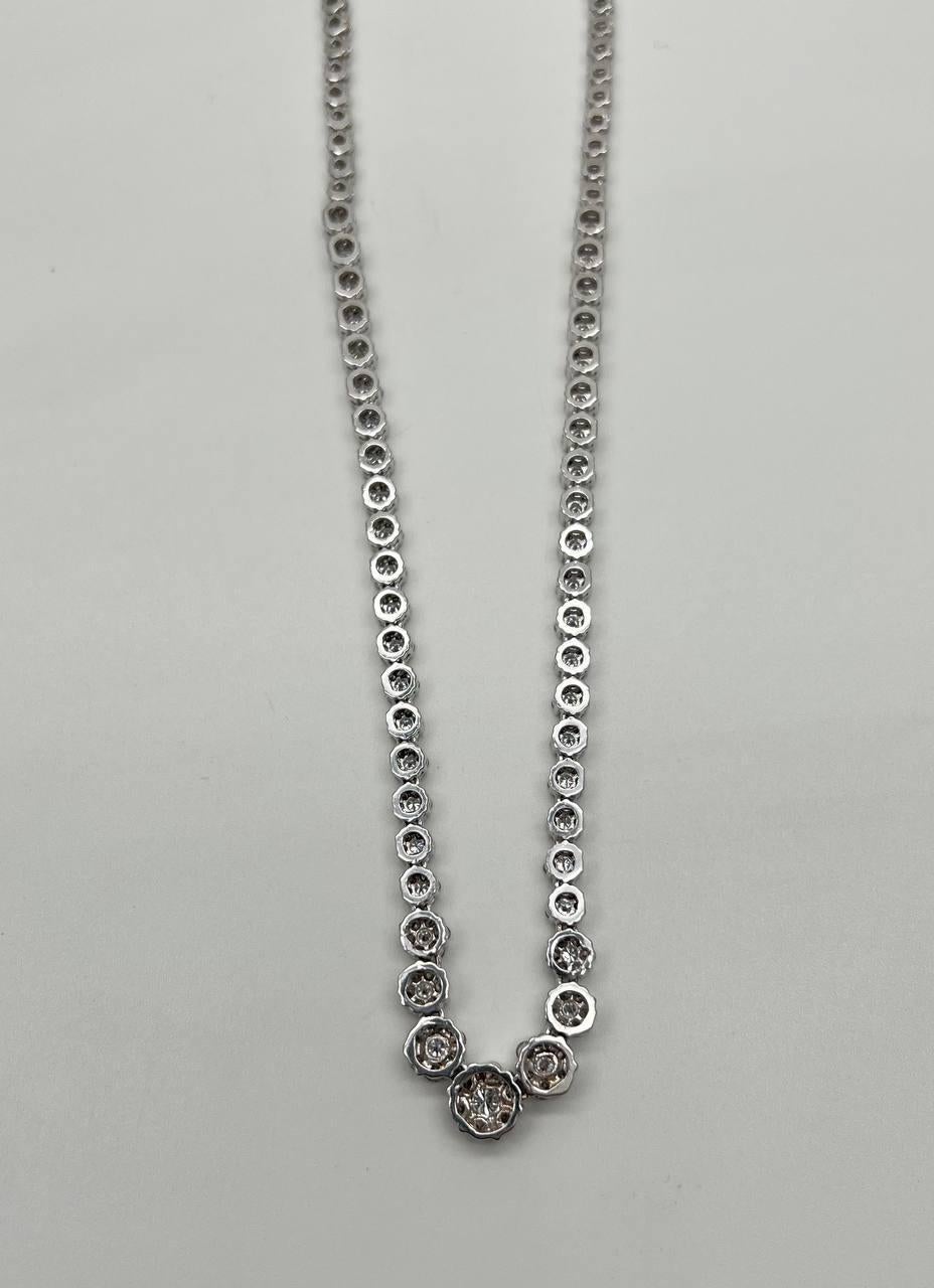 Erleben Sie den raffinierten Luxus dieser exquisiten Halskette. Dieses Schmuckstück ist sorgfältig mit einer durchgehenden Linie funkelnder Diamanten gestaltet, die jeweils in einer zierlichen Zackenfassung gefasst sind und einen nahtlosen Fluss von