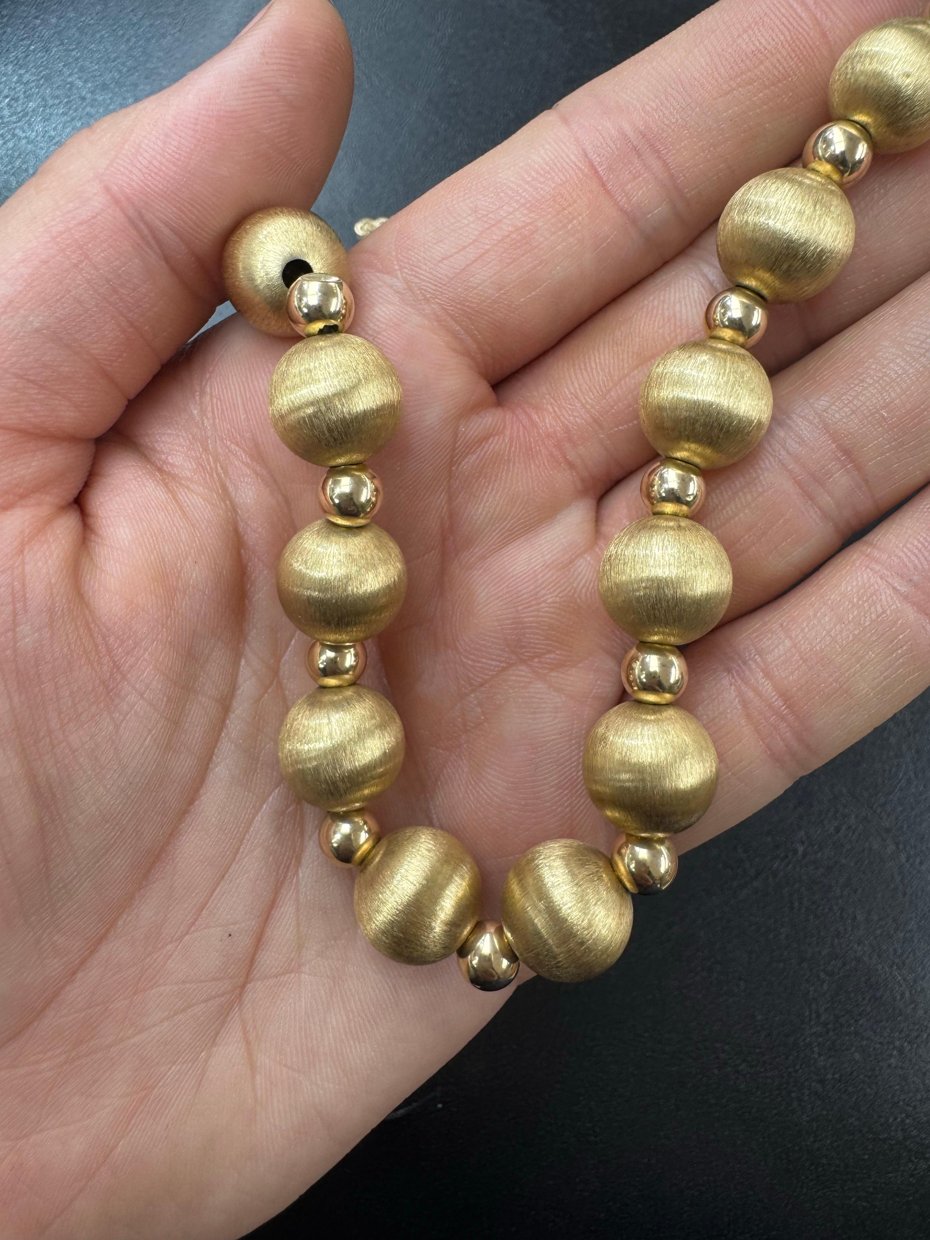 Collana con motivo a sfera graduata, spazzolata e lucidata a specchio in oro 14 carati 14,9 grammi in vendita 5