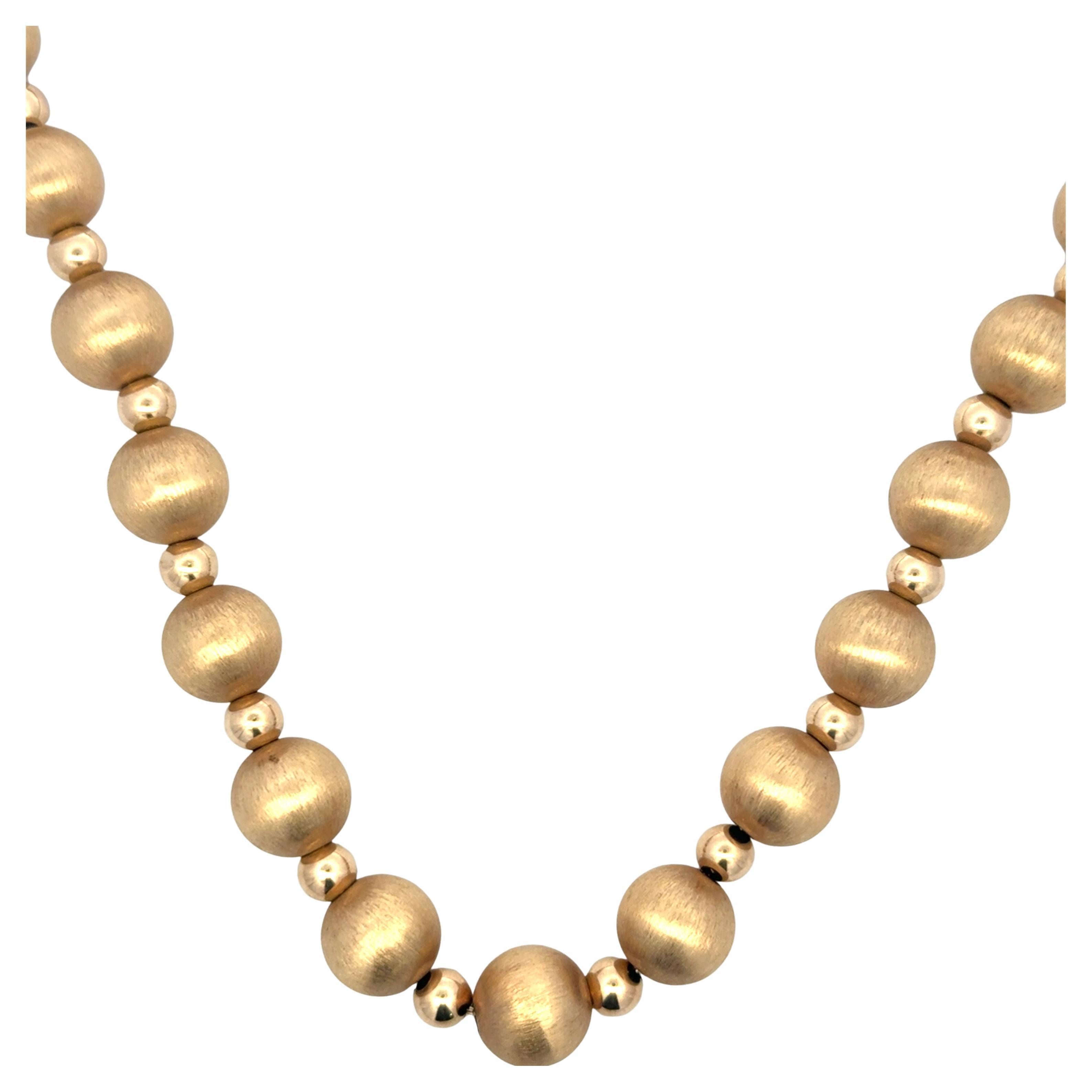 Collana graduata in oro giallo 14 carati con motivi di Ball and Ball alternati a finitura spazzolata e lucidata, con catena sul retro per indossarla a qualsiasi lunghezza, 14,9 grammi. 
Misura 12 MM - 6 MM

Altre collane e bracciali con motivo Ball
