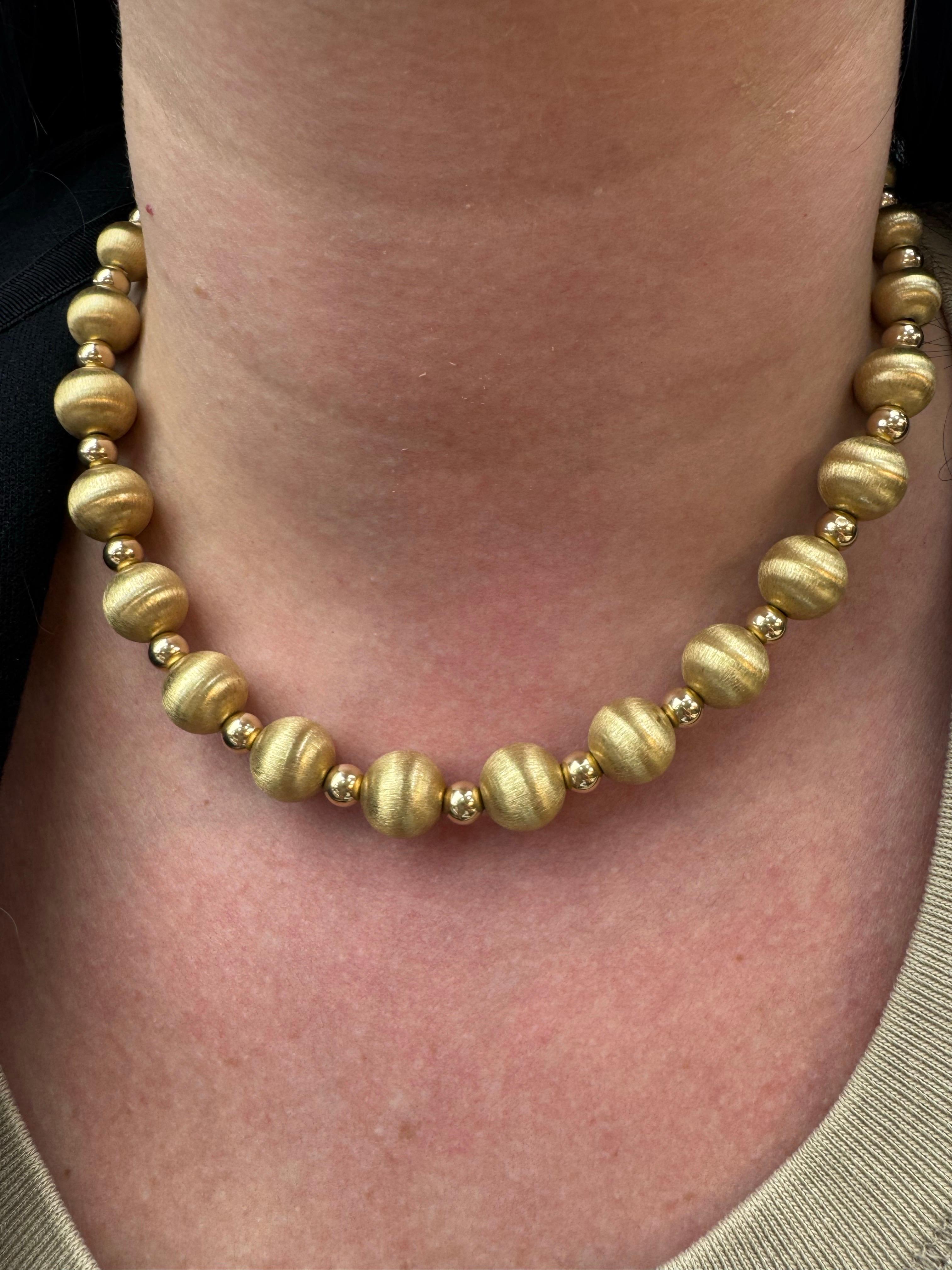 Collana con motivo a sfera graduata, spazzolata e lucidata a specchio in oro 14 carati 14,9 grammi in vendita 1