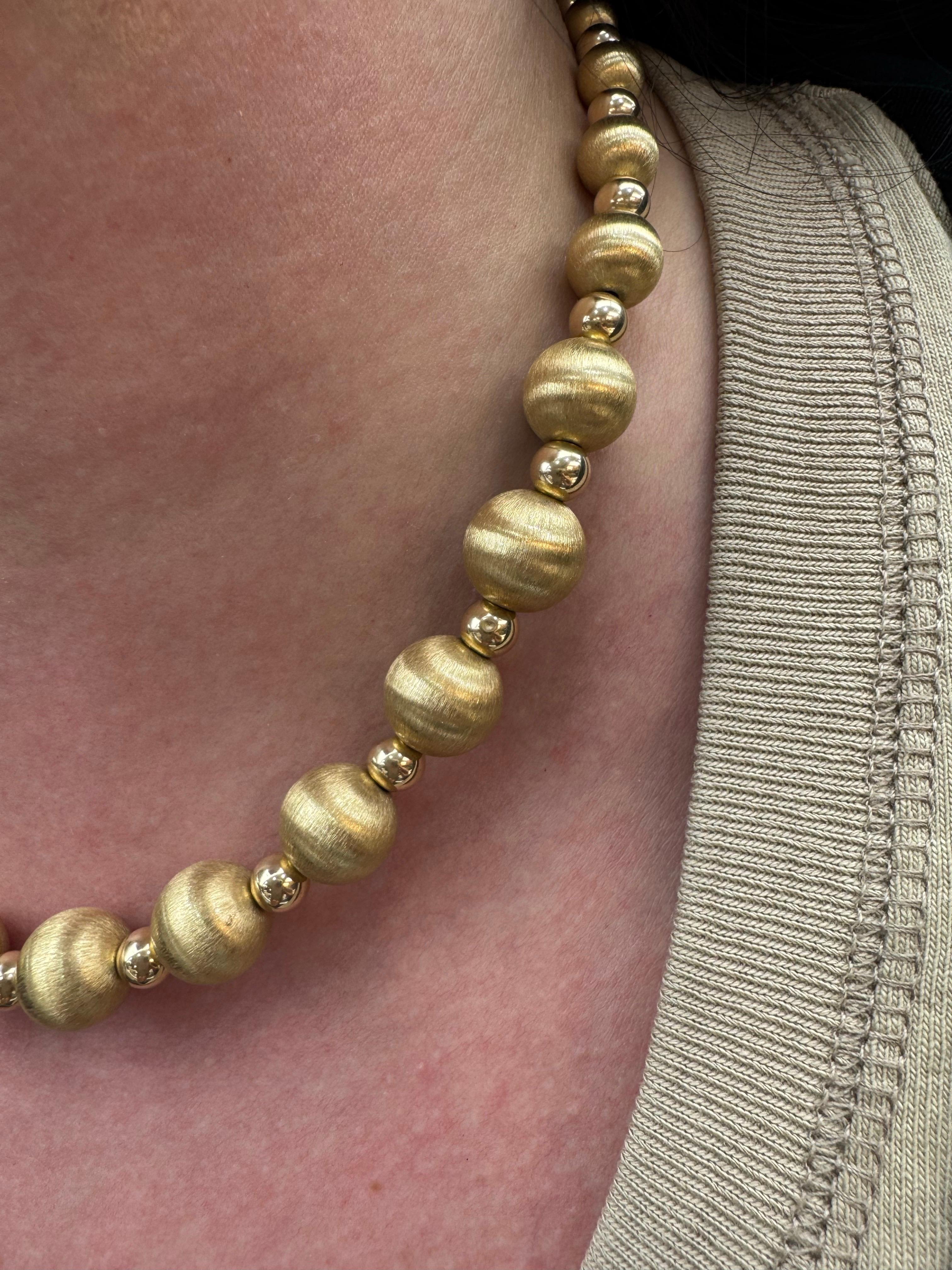 Collana con motivo a sfera graduata, spazzolata e lucidata a specchio in oro 14 carati 14,9 grammi in vendita 2