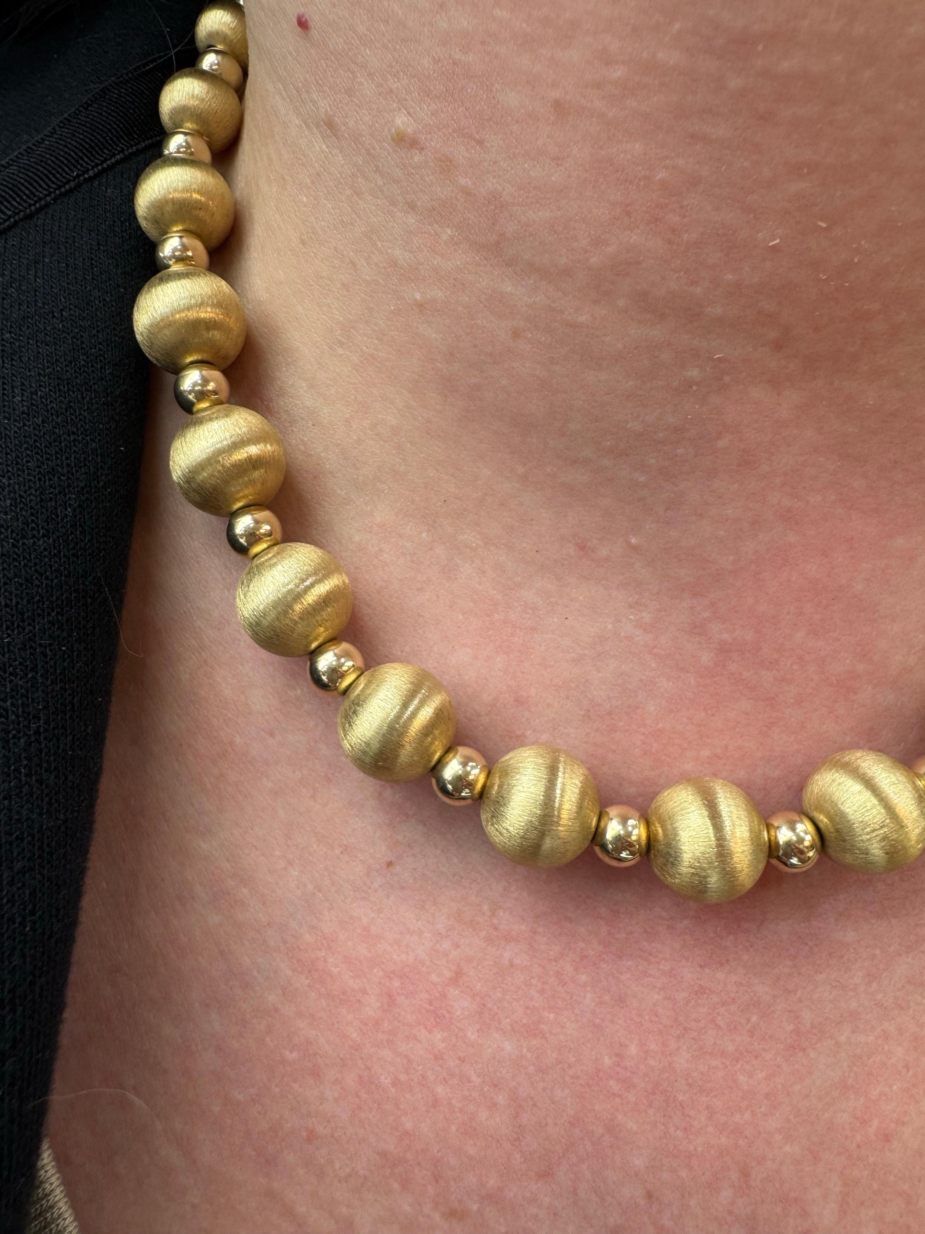 Collana con motivo a sfera graduata, spazzolata e lucidata a specchio in oro 14 carati 14,9 grammi in vendita 3