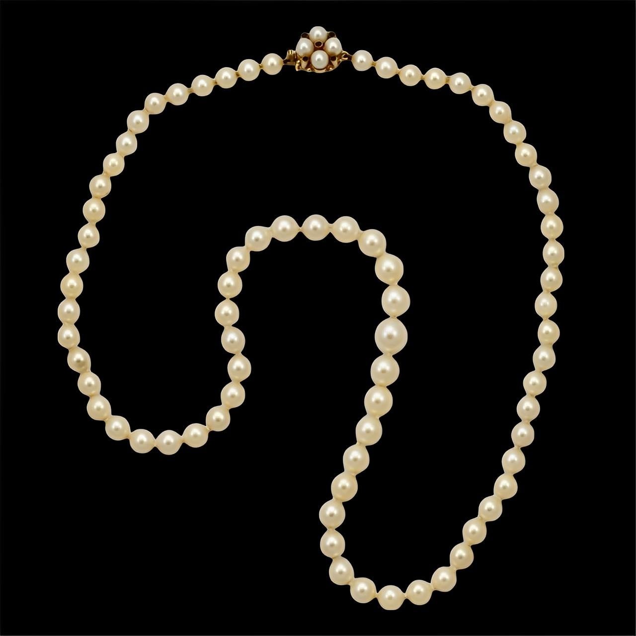 Graduated Cream Cultured Pearl Necklace with 9K Gold and Cultured Pearl Clasp For Sale 5