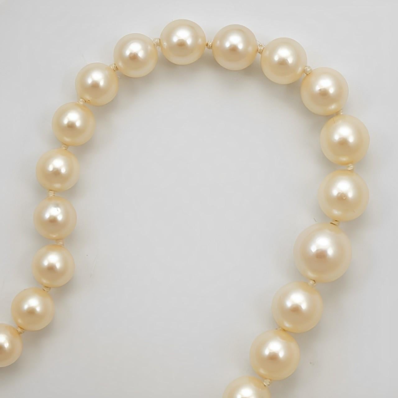 Round Cut Graduated Cream Cultured Pearl Necklace with 9K Gold and Cultured Pearl Clasp For Sale