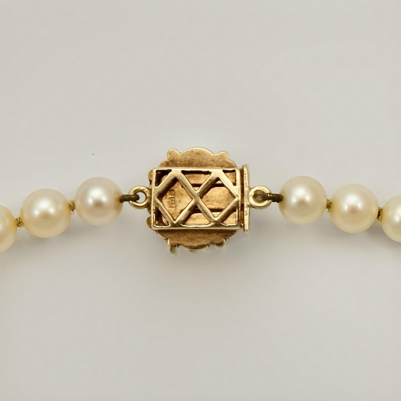 Graduated Cream Cultured Pearl Necklace with 9K Gold and Cultured Pearl Clasp In Good Condition For Sale In London, GB