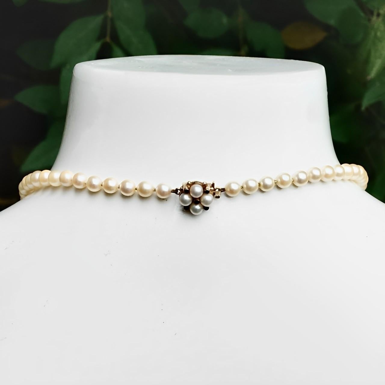 Graduated Cream Cultured Pearl Necklace with 9K Gold and Cultured Pearl Clasp For Sale 4