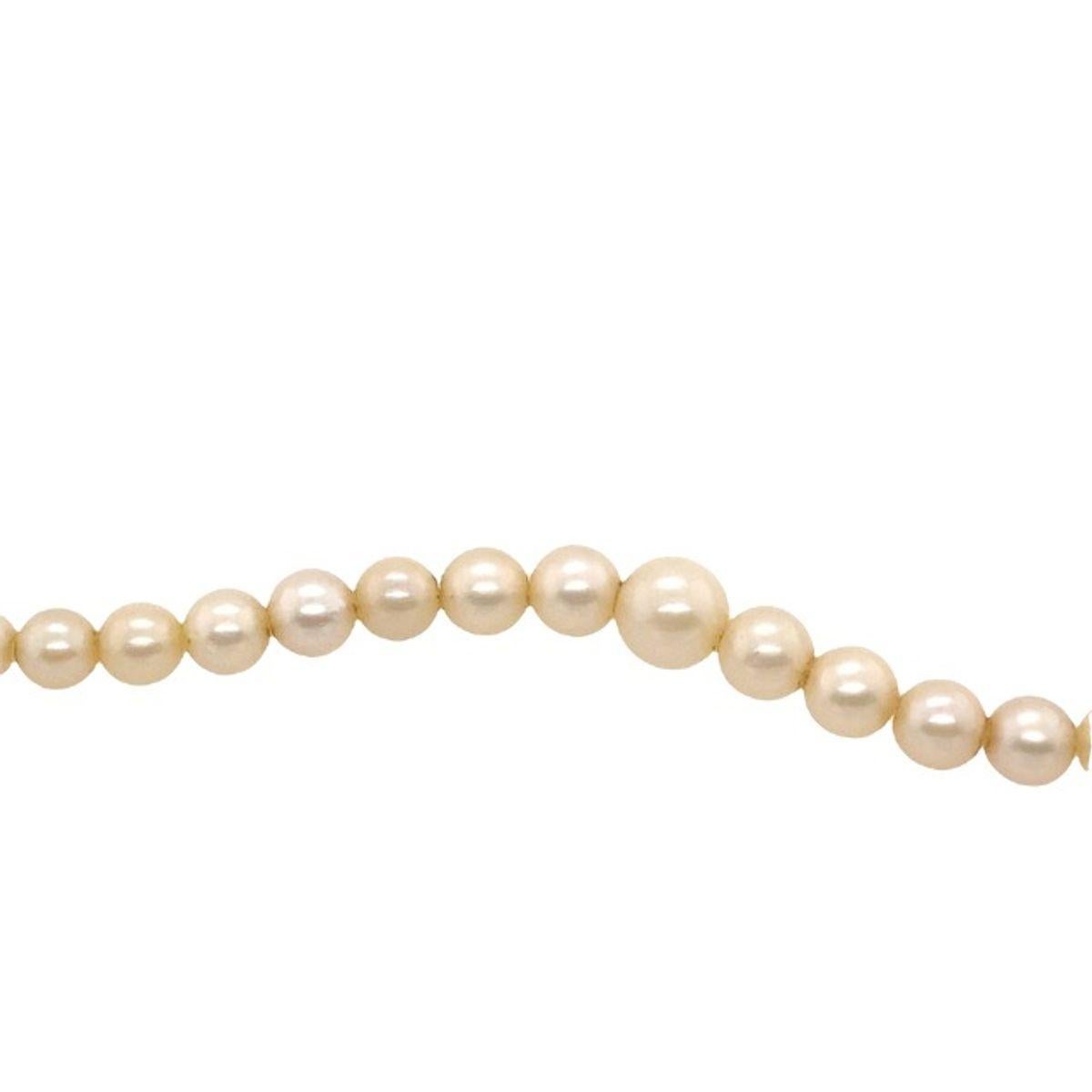 Graduated Cultured Pearl Necklace with Silver Clasp & Safety Chain In Excellent Condition For Sale In London, GB