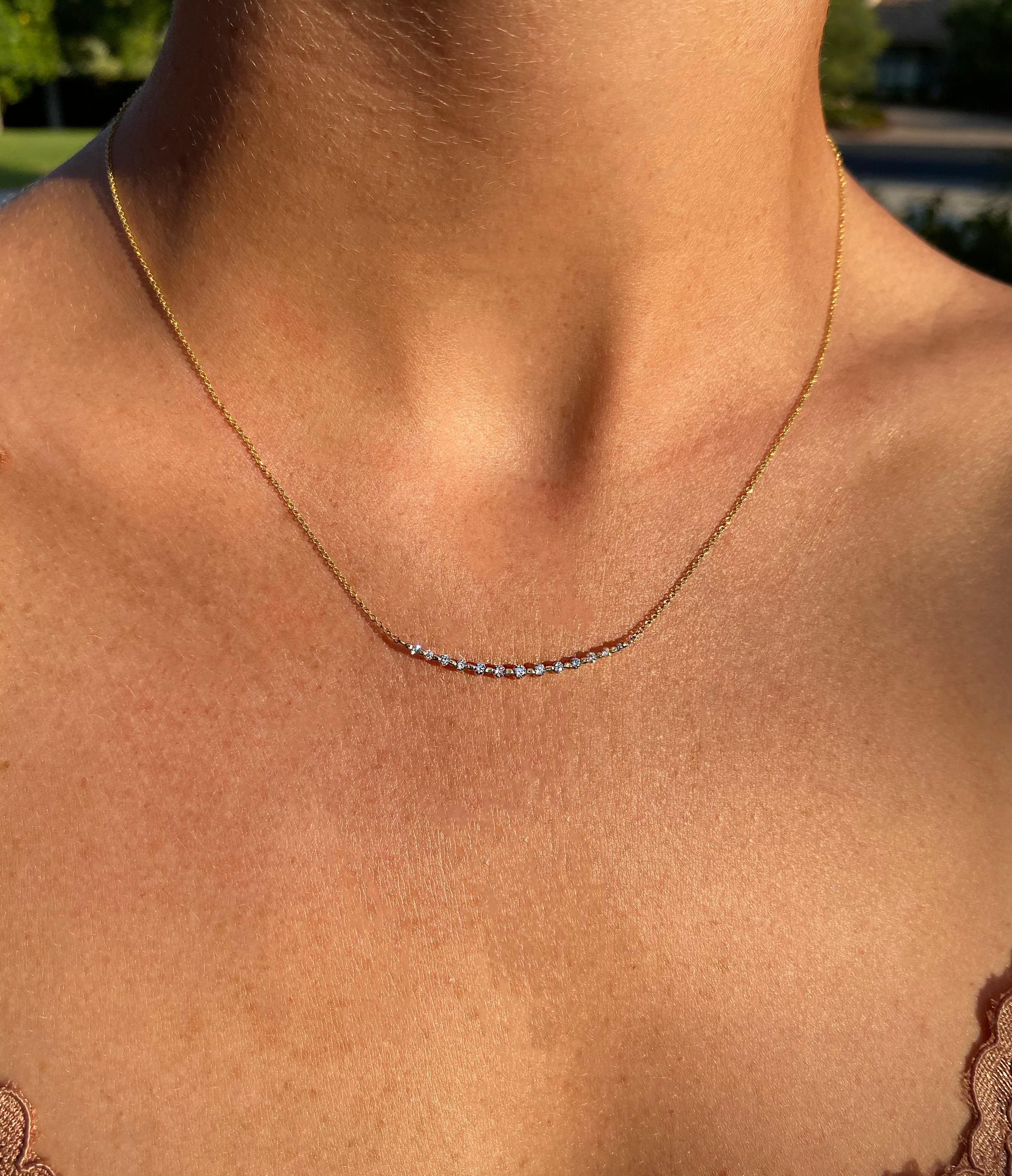 Un elegante collar de oro amarillo de 14 quilates con diamantes redondos graduados en tamaño que suman un total de 0,25 quilates y se mantienen unidos mediante garras de oro compartidas. La cadena mide 16-18 pulgadas y es ajustable con dos aros para