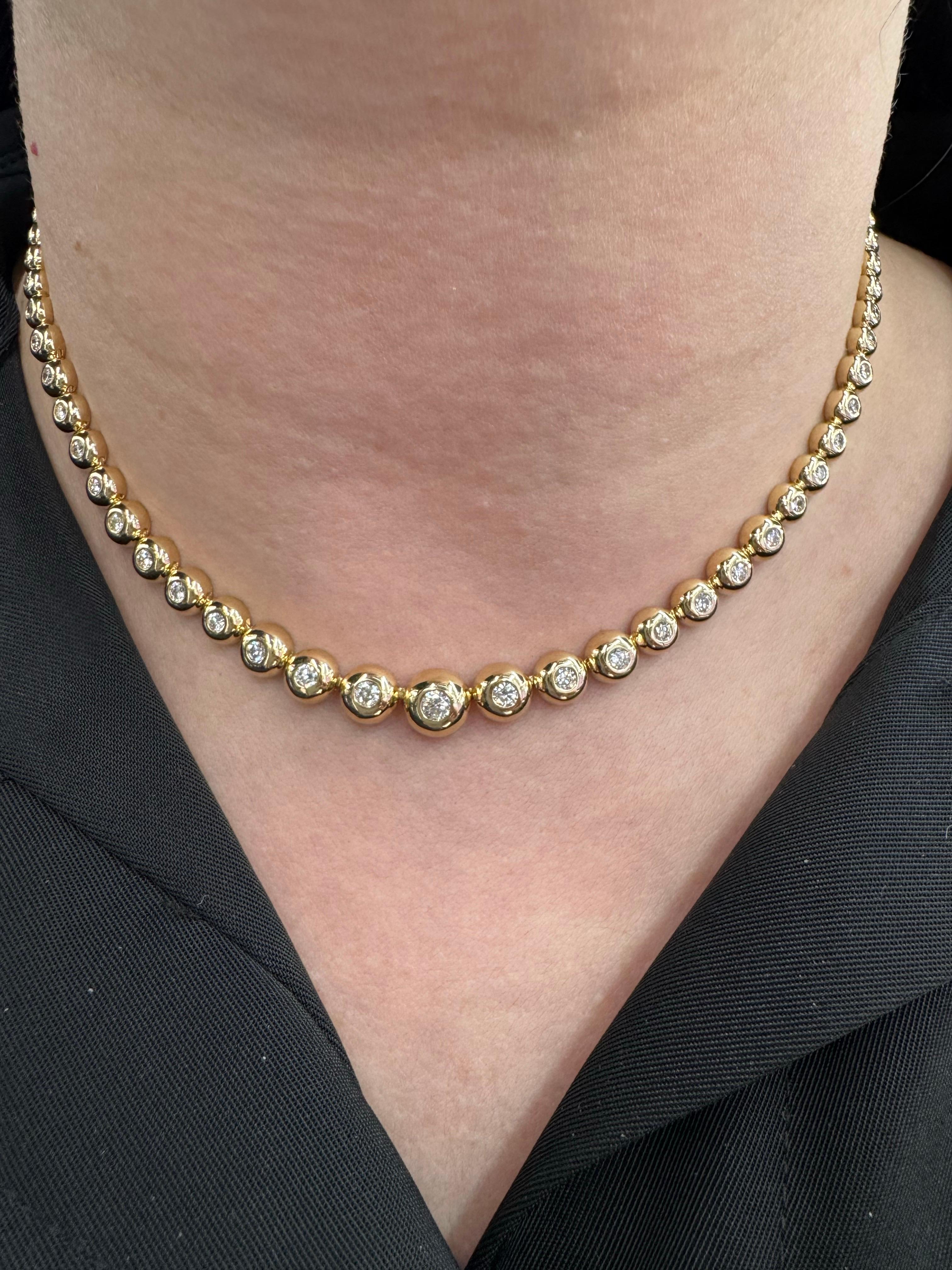 Collier de tennis gradué en or jaune 14 carats comprenant 76 brillants ronds pesant 3,03 carats dans un design en forme de bulle.

Bracelet et boucles d'oreilles assortis disponibles. 
Message pour photos et informations.

Plus de colliers et