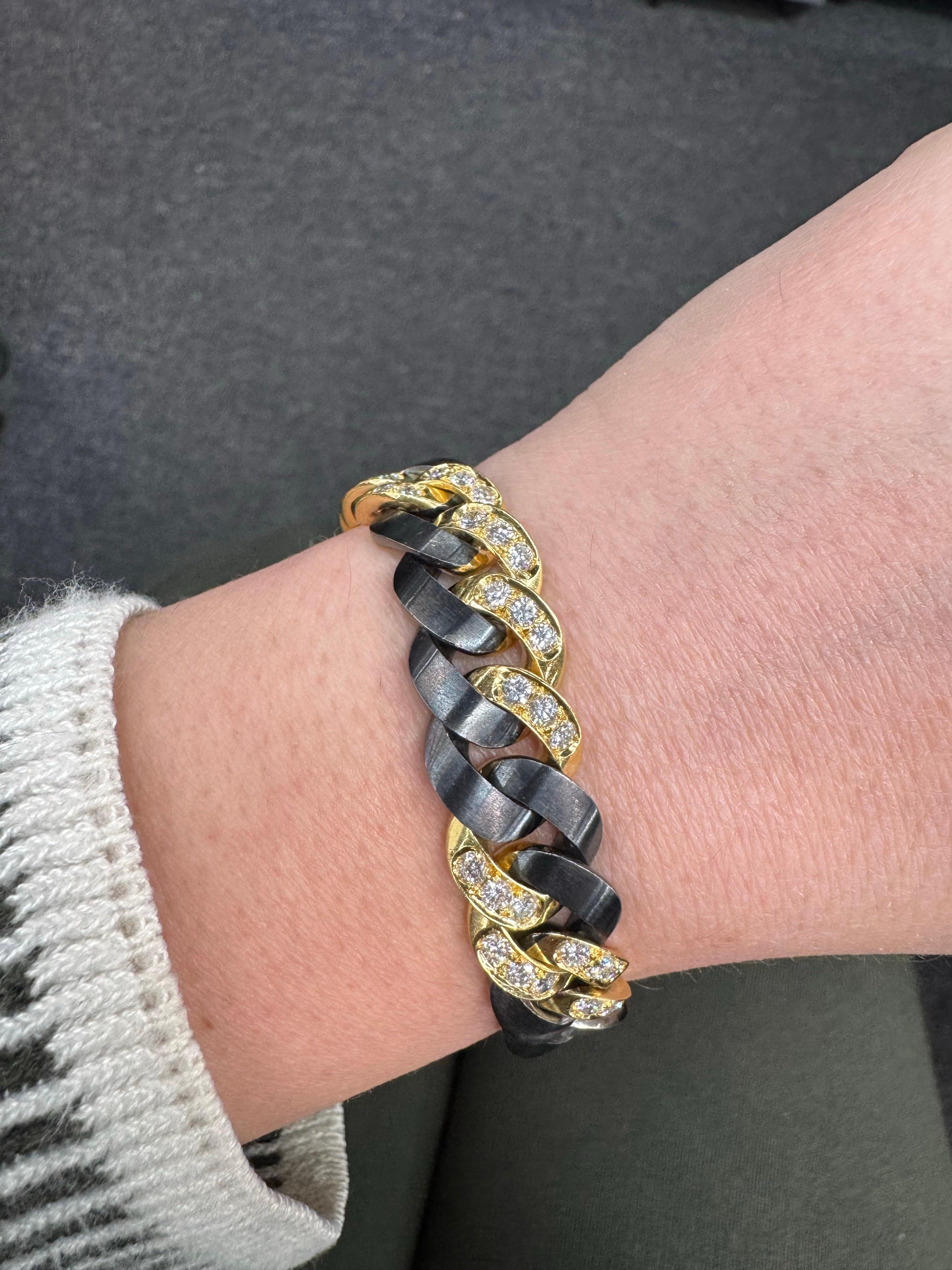 Bracelet en or jaune 18 carats présentant un lien cubain légèrement gradué avec 33 diamants pesant environ 1,65 carats avec des touches de liens en tungstène. 
Gradué de 0,50