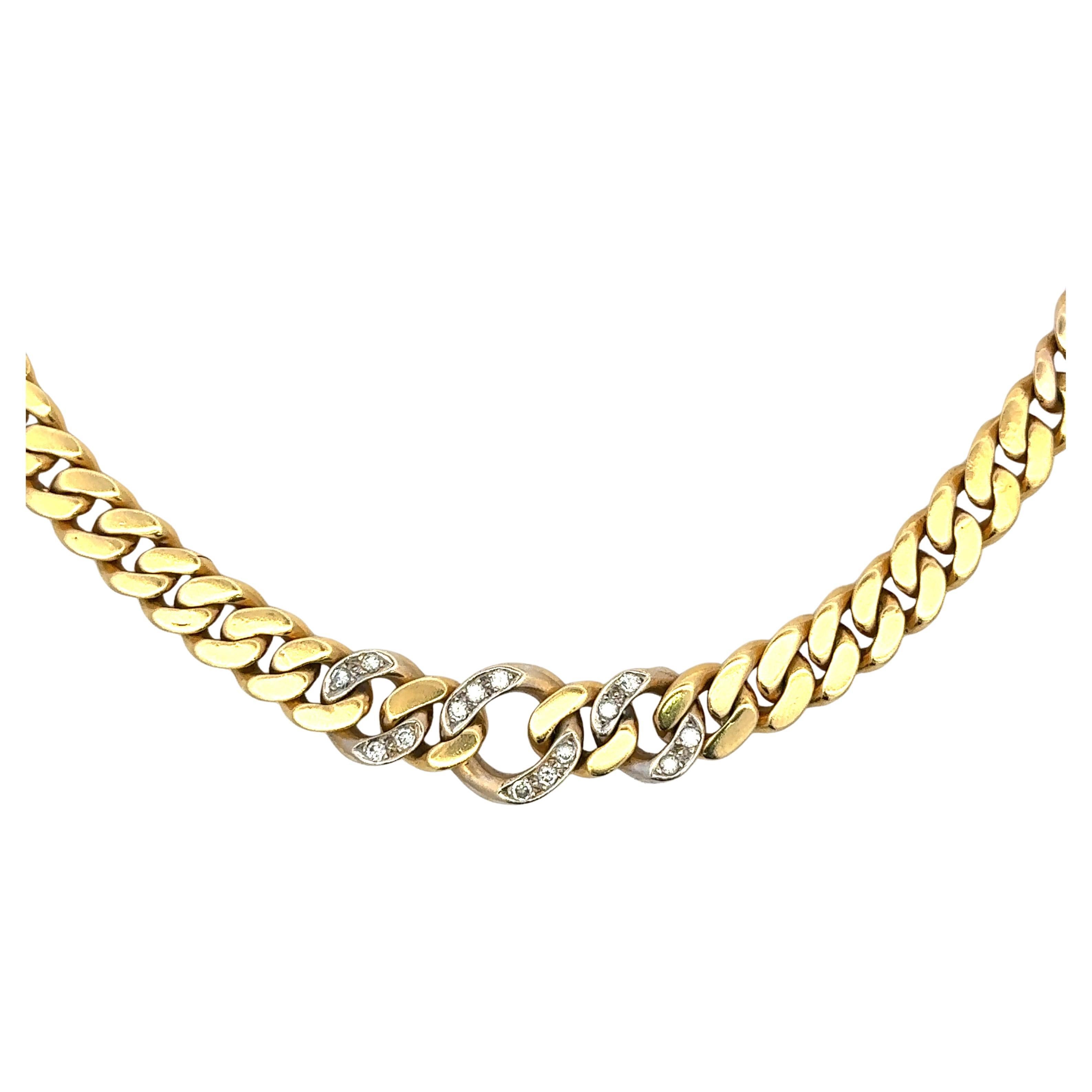 Collier ras de cou en or jaune 18 carats présentant un motif à maillons cubains gradués avec 14 brillants ronds pesant environ 0,70 carats.

Mesures de liaison 
14.2 mm - 6 mm