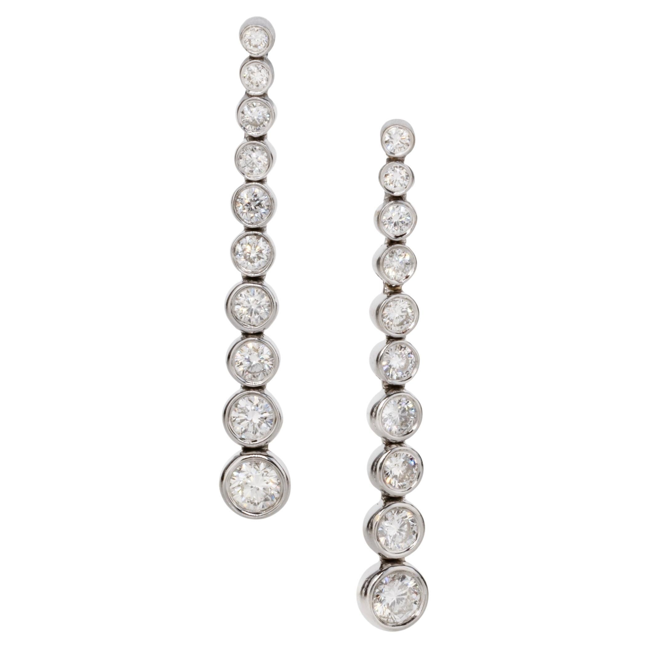 Orecchini con diamanti graduati, oro bianco