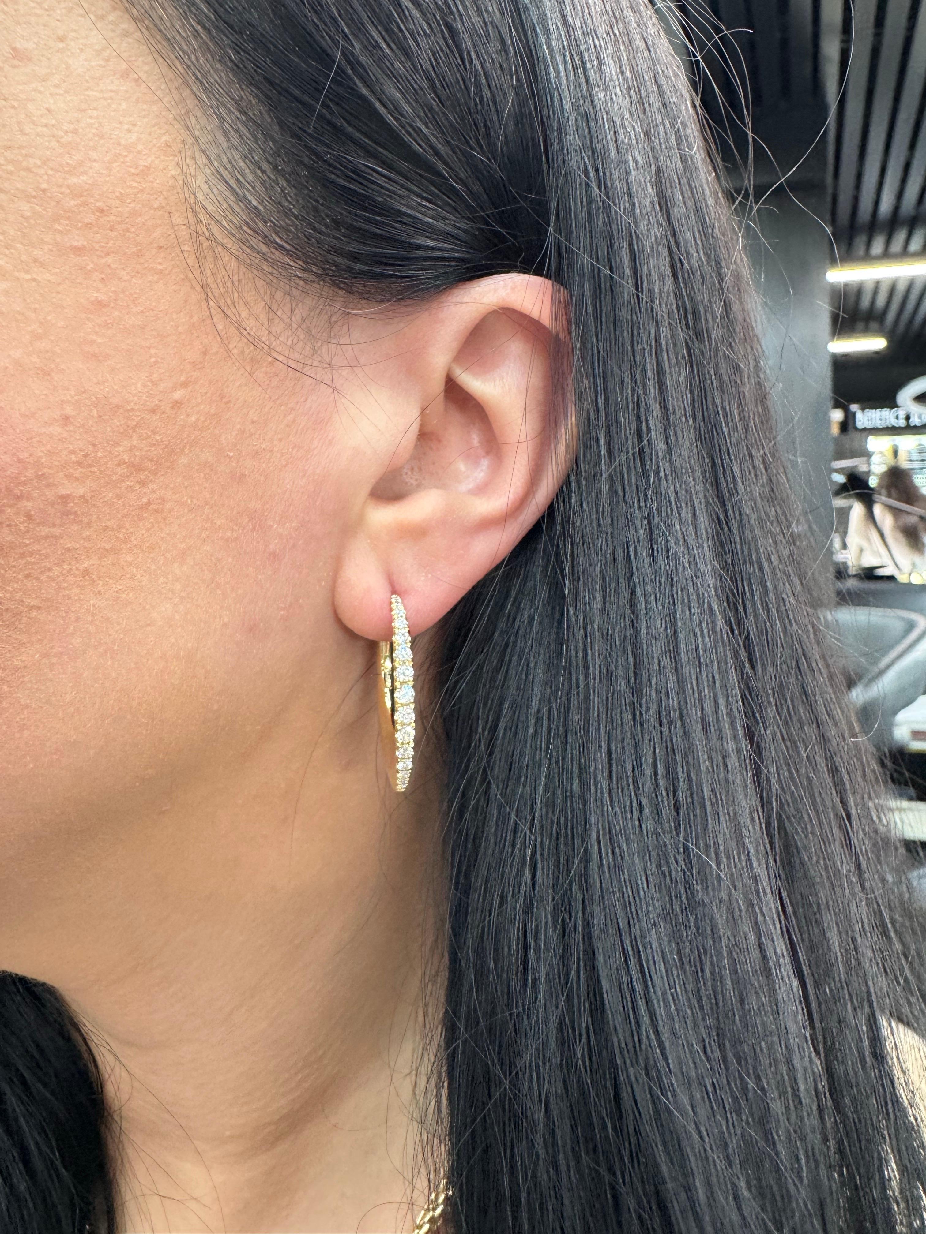 Contemporary Graduated Diamond Oval Shape Hoop Earrings 1.08 Carats 14 Karat Yellow Gold For Sale