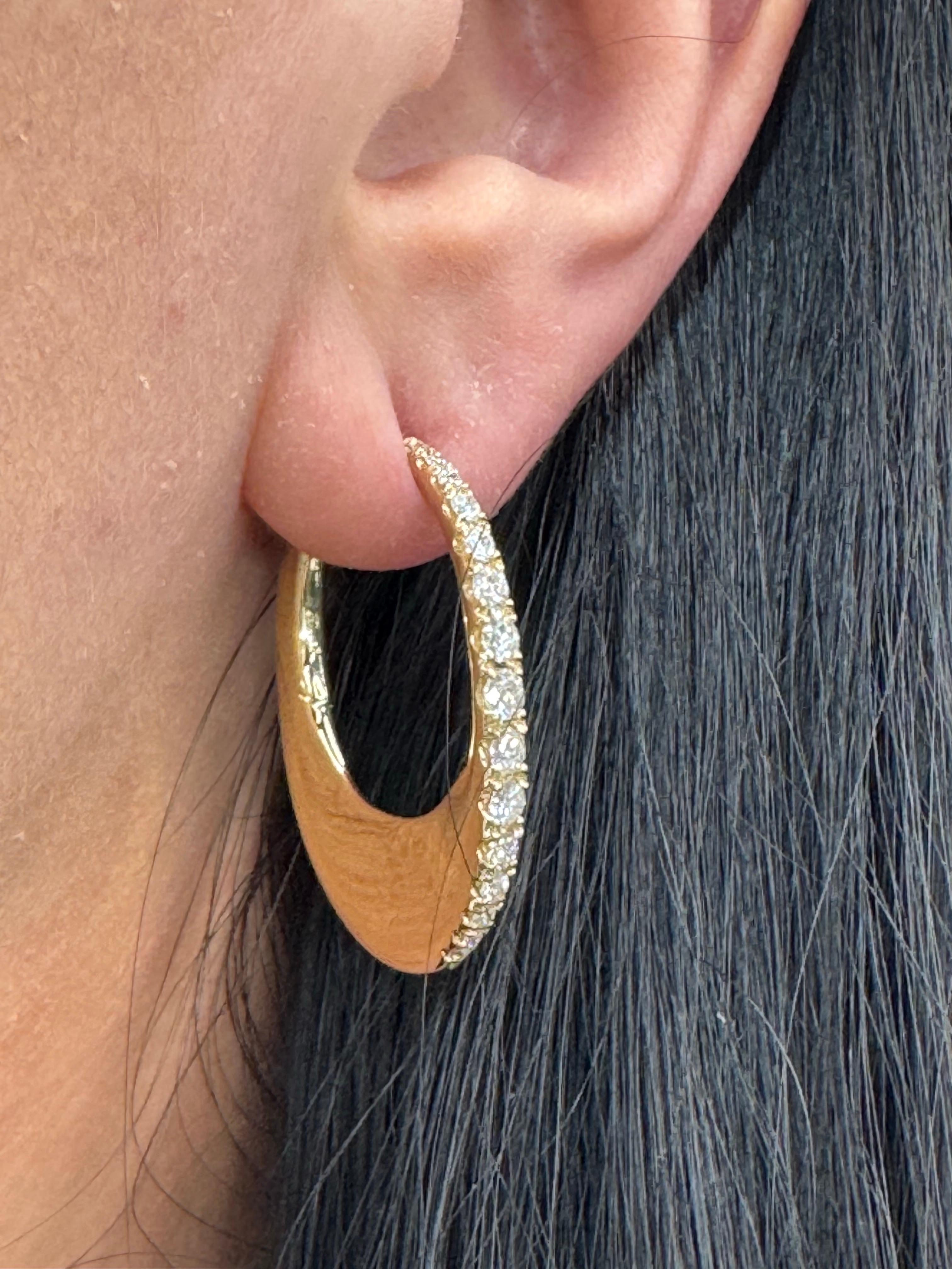 Round Cut Graduated Diamond Oval Shape Hoop Earrings 1.08 Carats 14 Karat Yellow Gold For Sale