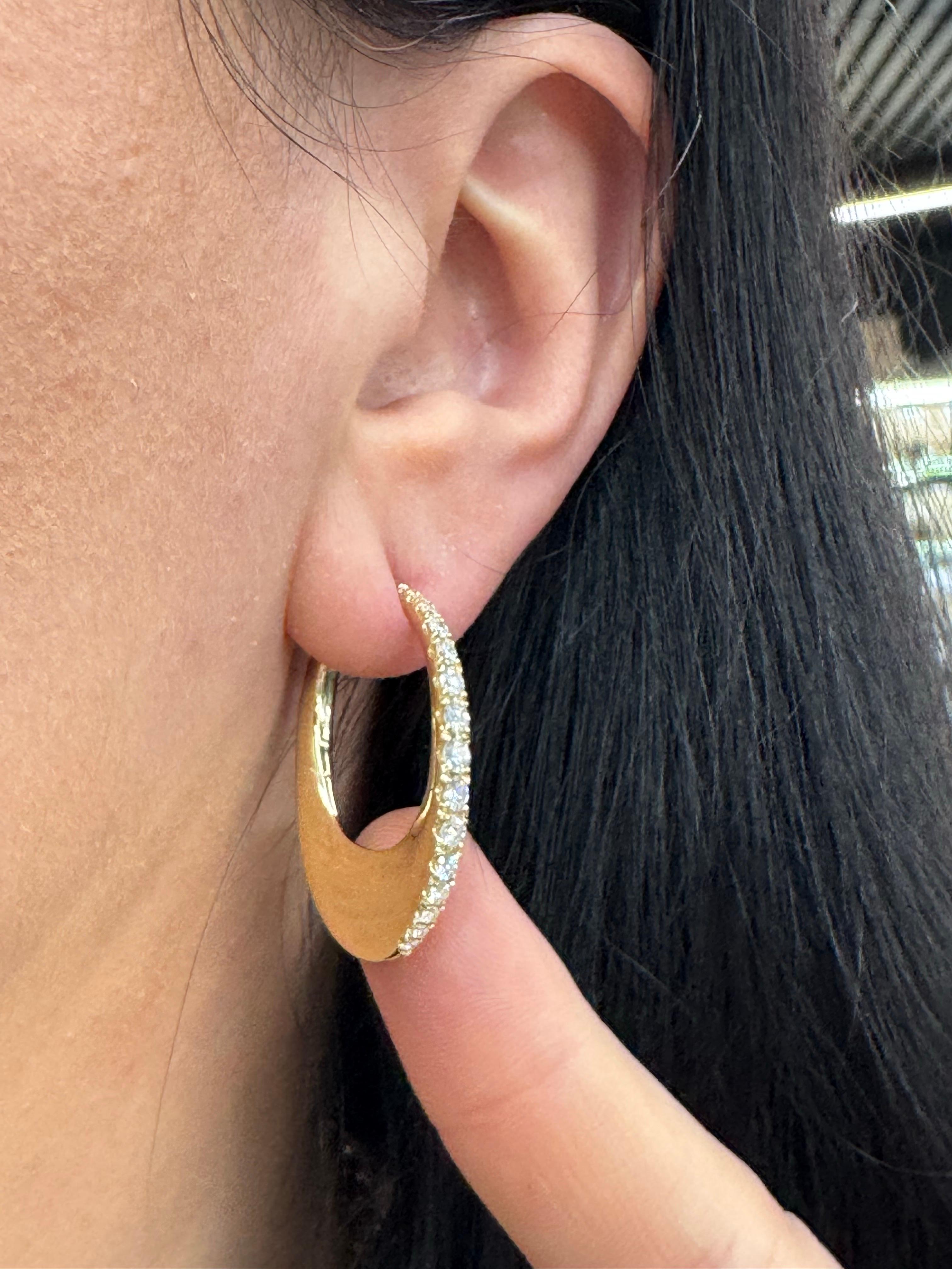 Graduated Diamond Oval Shape Hoop Earrings 1.08 Carats 14 Karat Yellow Gold In New Condition For Sale In New York, NY