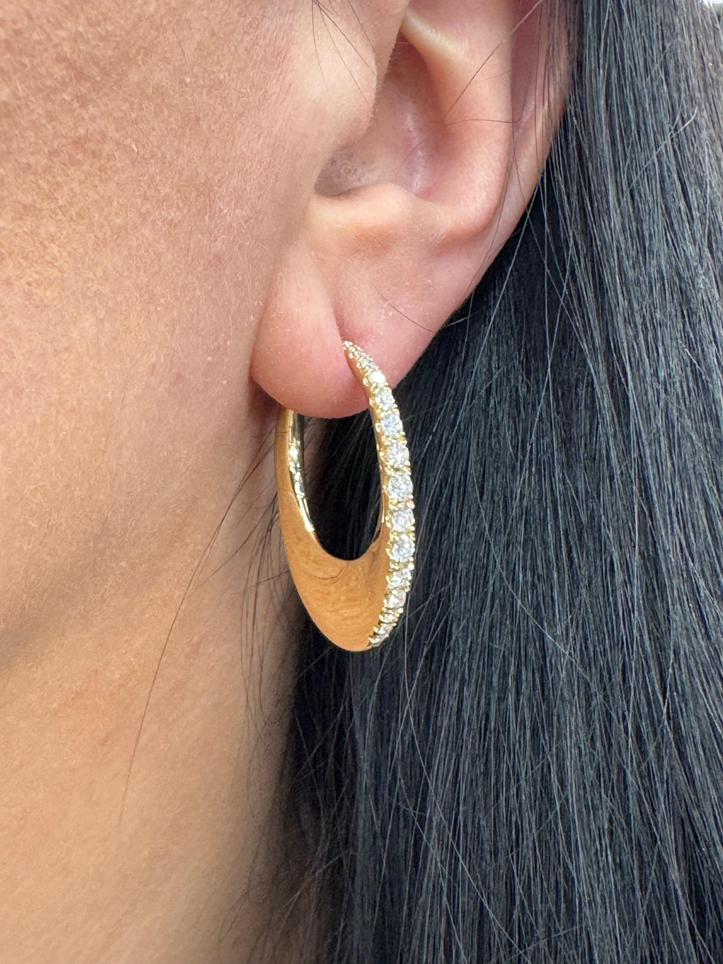 Women's Graduated Diamond Oval Shape Hoop Earrings 1.08 Carats 14 Karat Yellow Gold For Sale