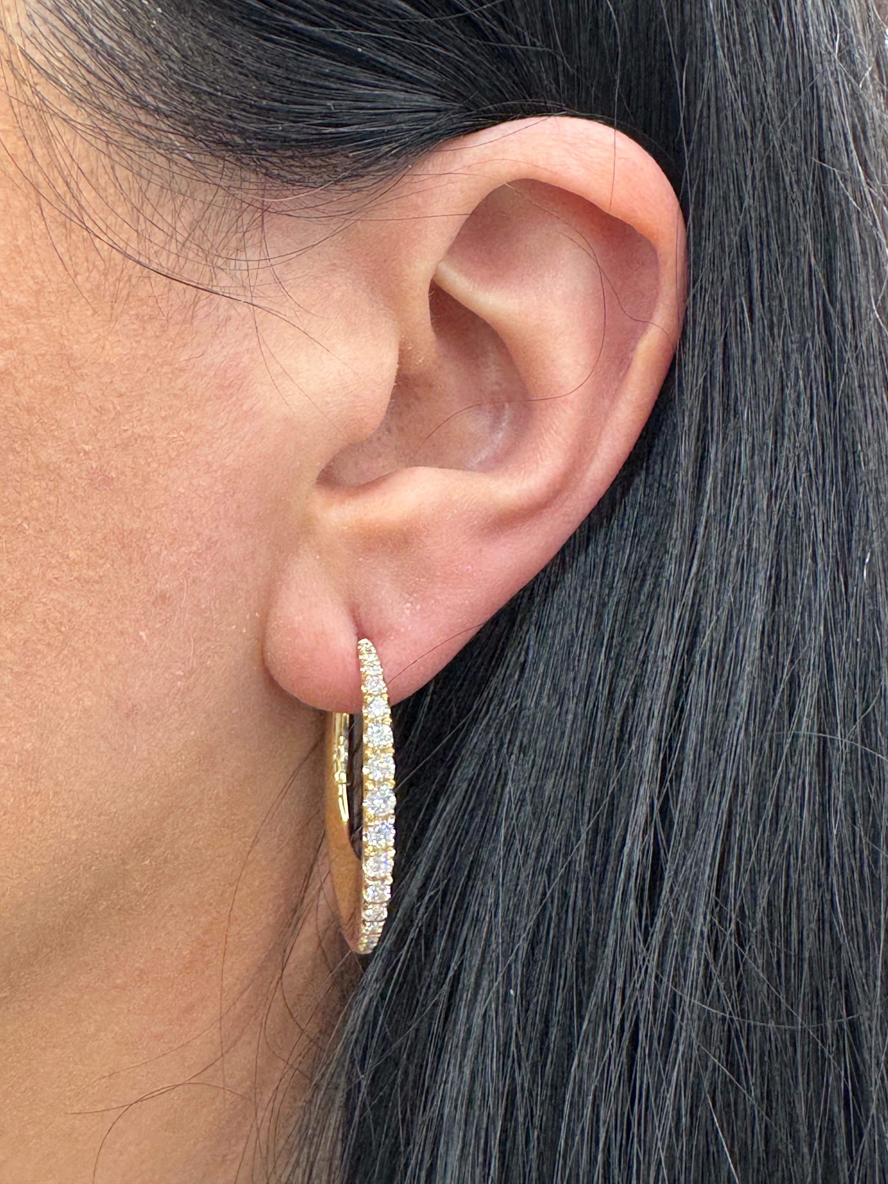 Graduated Diamond Oval Shape Hoop Earrings 1.08 Carats 14 Karat Yellow Gold For Sale 1