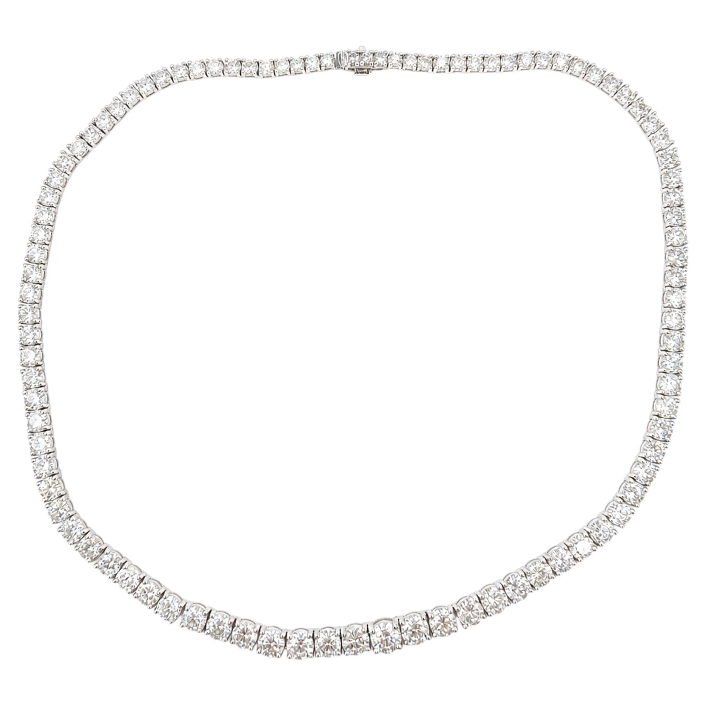 Collana “Tennis” con diamanti di diverse dimensioni in platino