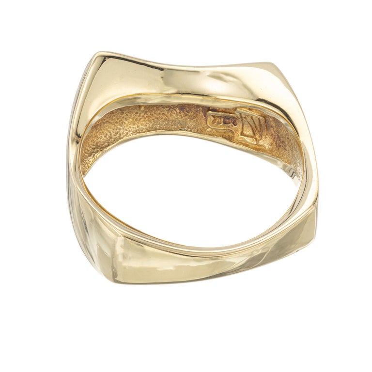 Graduated Diamond Yellow Gold Engraved Band Ring Ring For Sale at 1stDibs