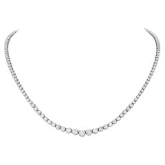 Graduated diamonds line necklace in 18k white gold