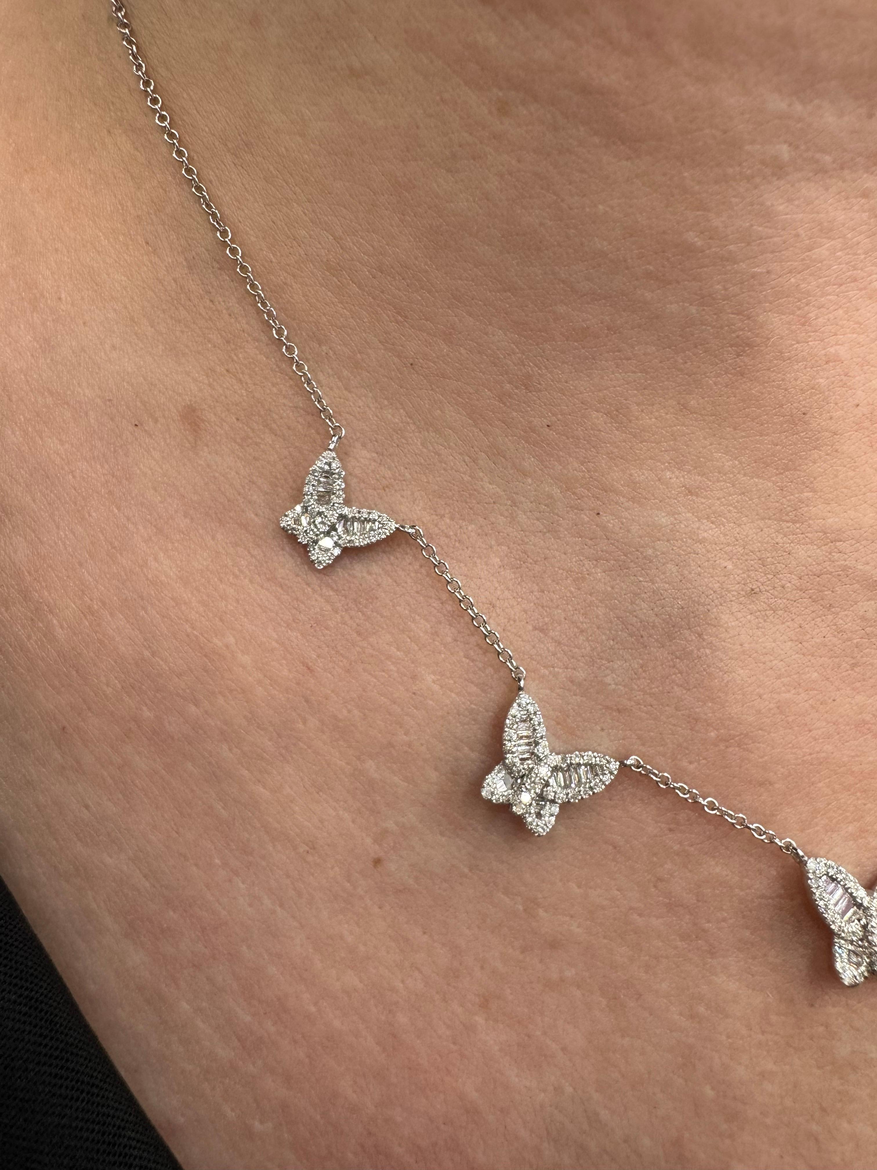 Contemporain Collier papillon à cinq chaînes graduées en or blanc 14 carats de 0,77 carat en vente