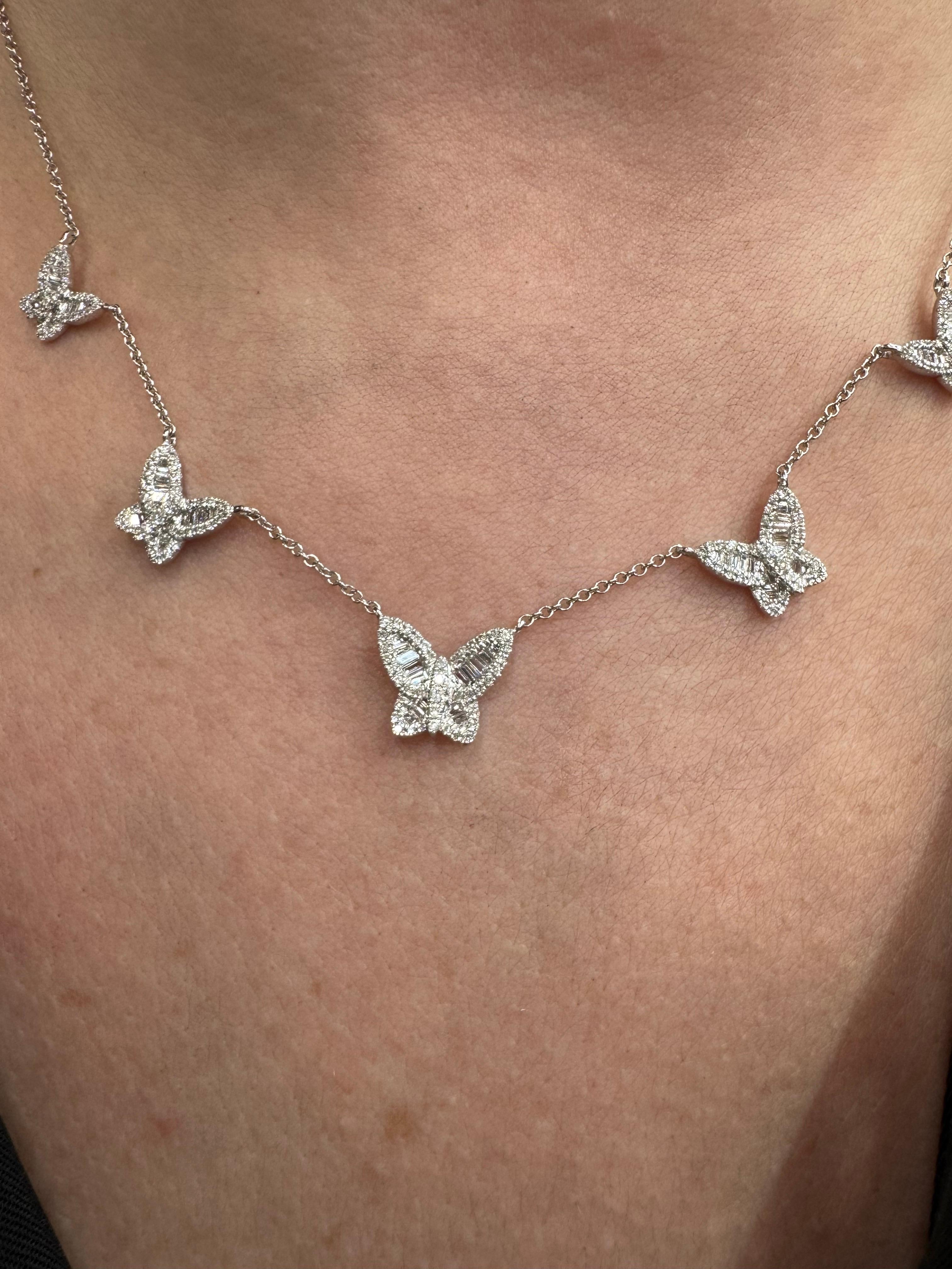 Taille ronde Collier papillon à cinq chaînes graduées en or blanc 14 carats de 0,77 carat en vente
