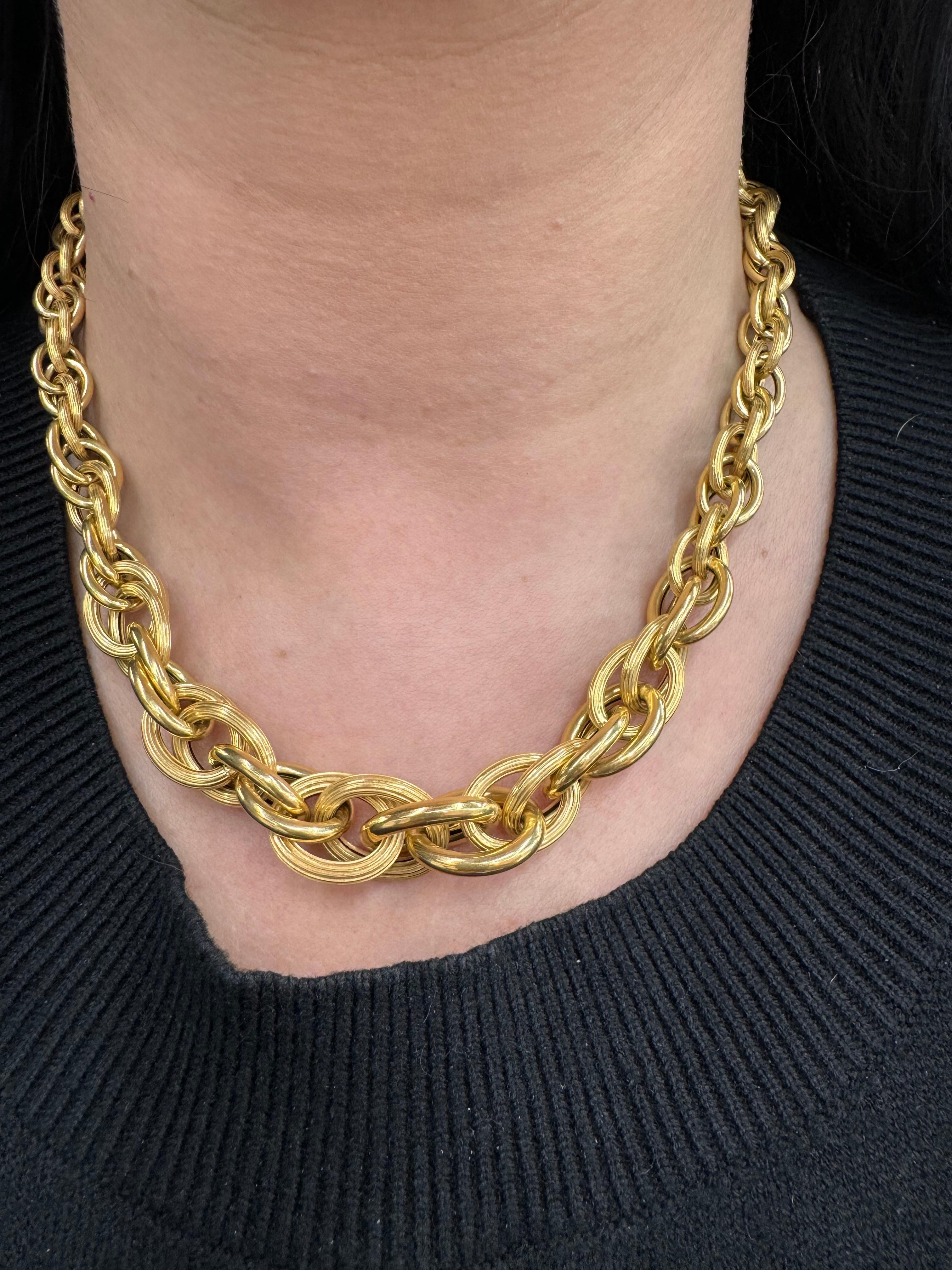 Collier à maillons entrecroisés et texturés et polis 23 grammes 17 pouces 14KT Excellent état - En vente à New York, NY