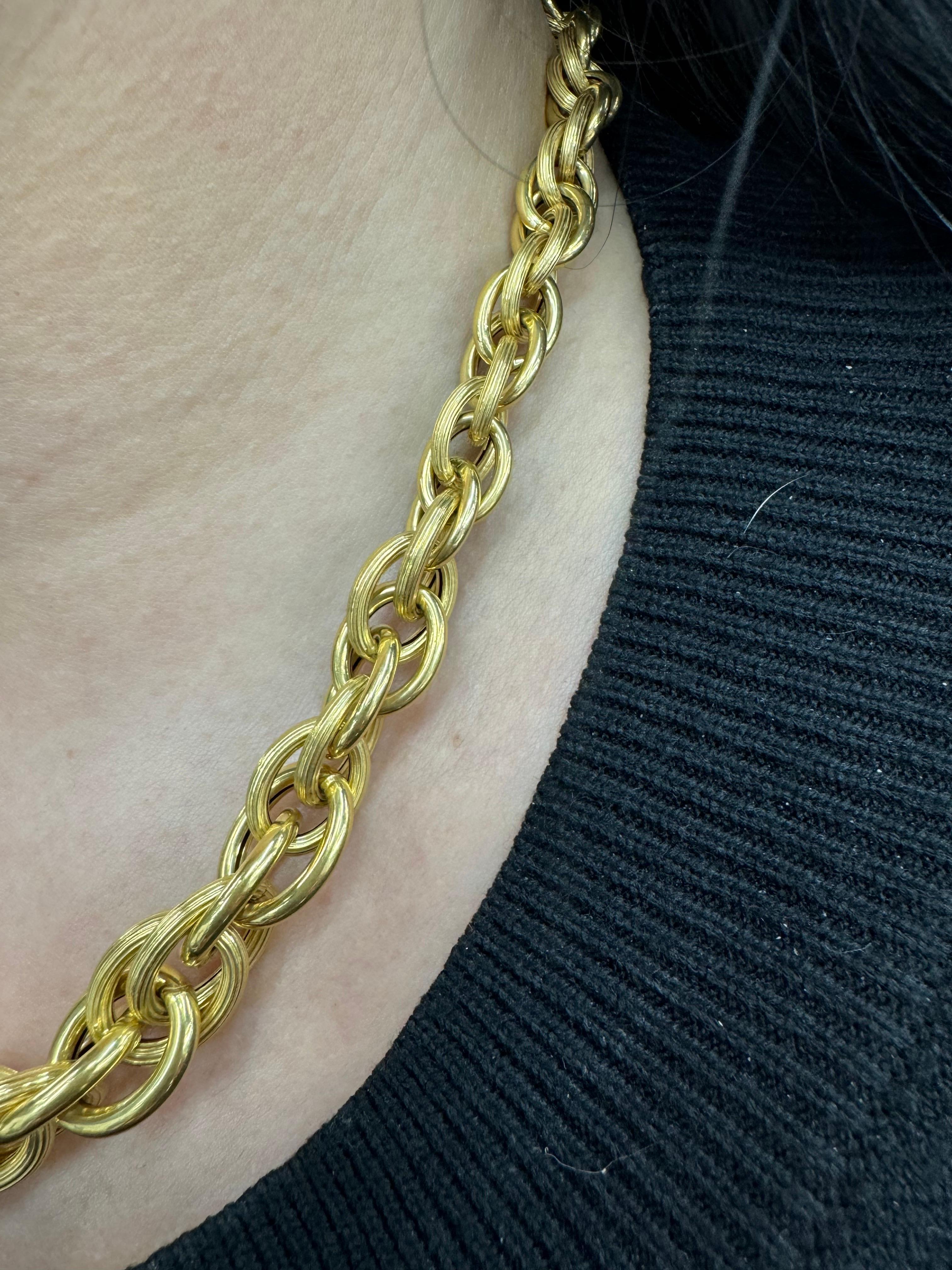 Collier à maillons entrecroisés et texturés et polis 23 grammes 17 pouces 14KT Pour femmes en vente