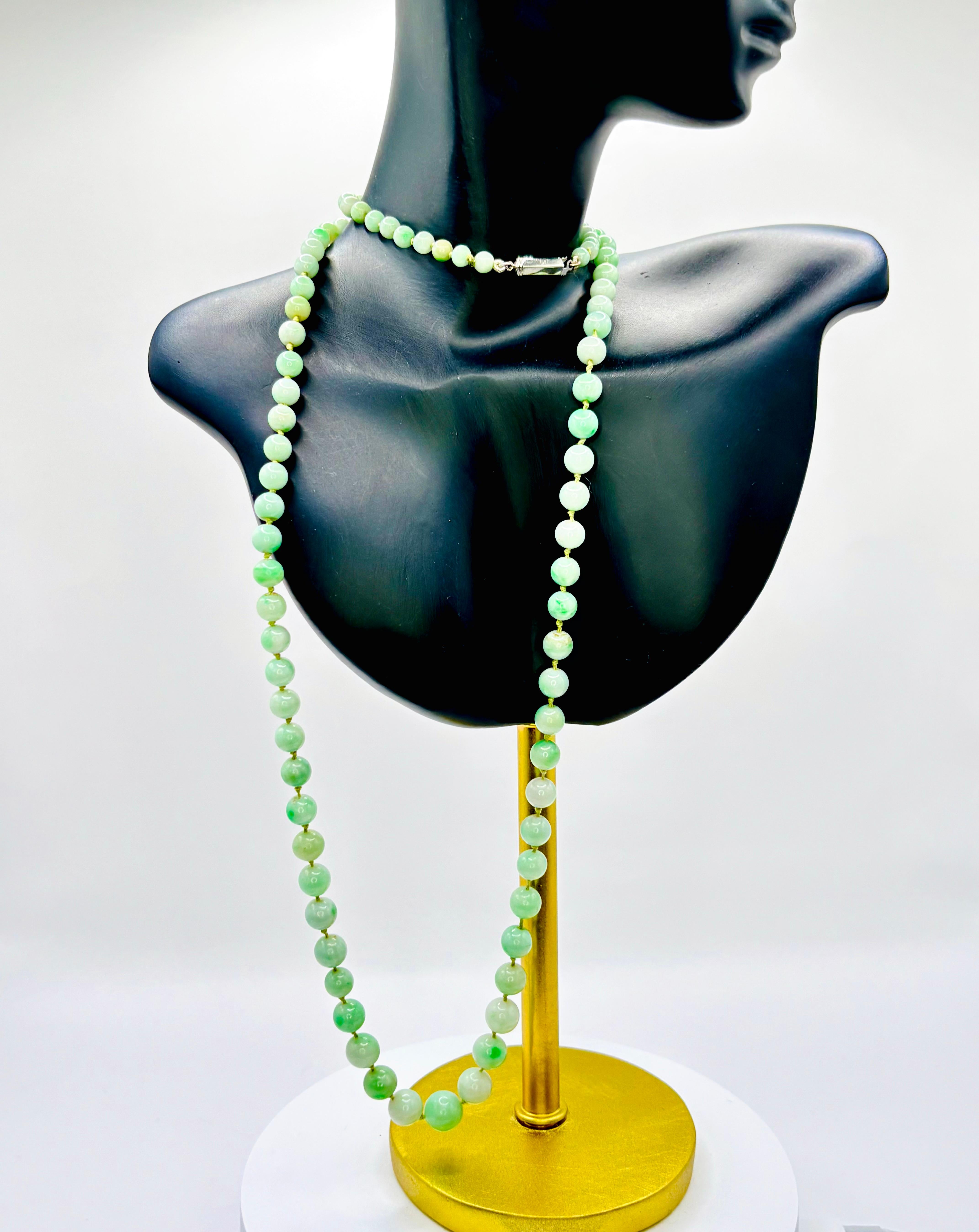 Collana vintage in giada con chiusura in oro bianco, 37 cm