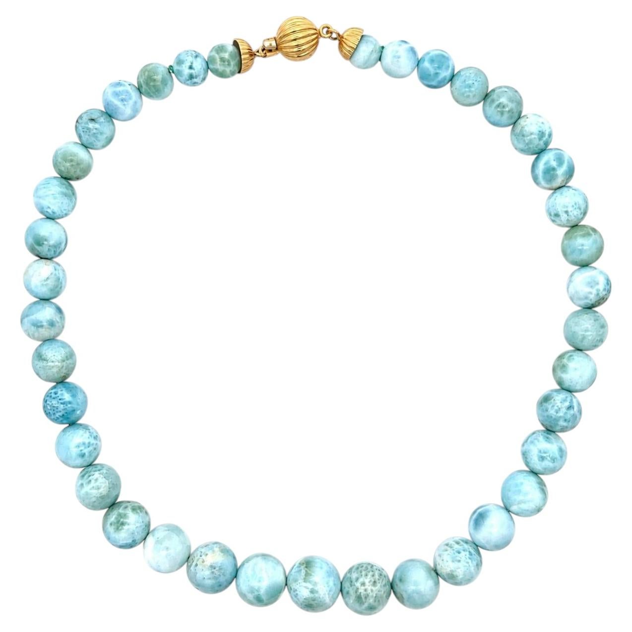 Collier à rangée de perles de larimar de tailles variées, 15", avec fermoir et embouts en or 18 carats