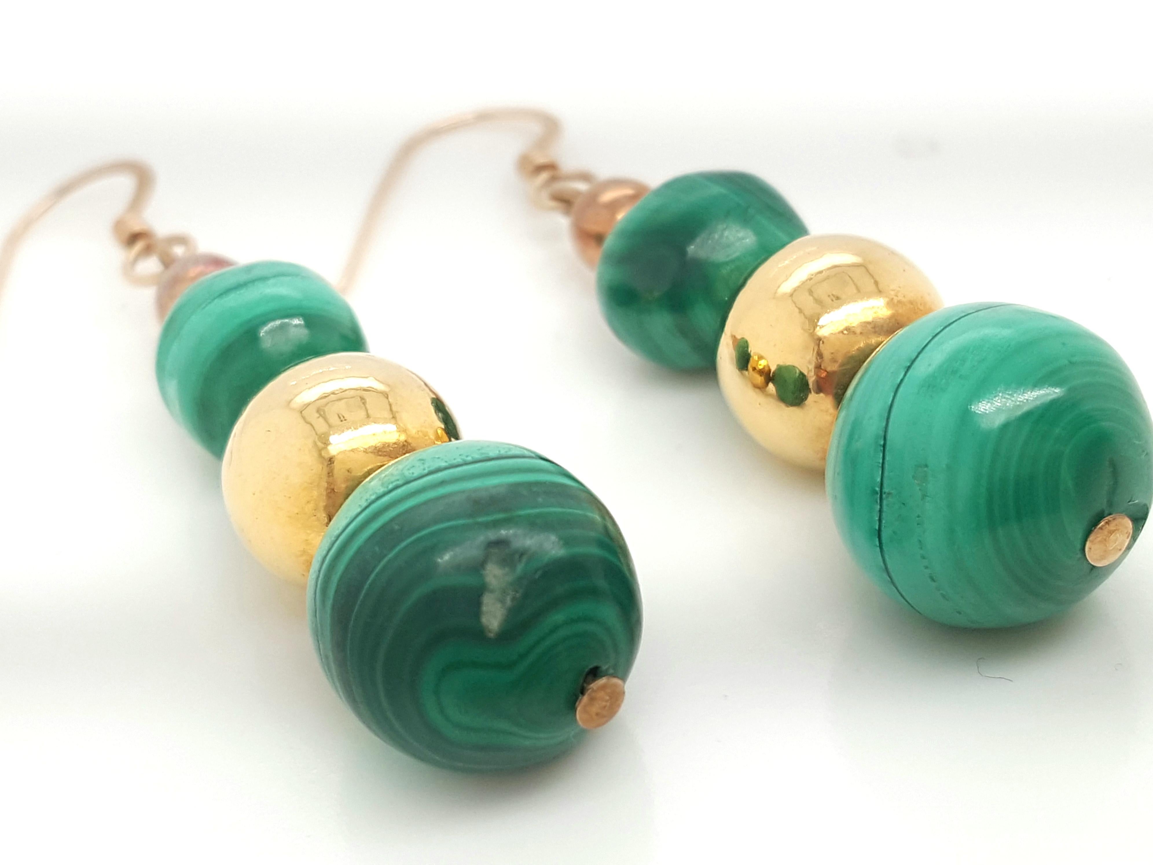 Boucles d'oreilles en perles de malachite graduées accentuées par des perles plaquées or en vente 1