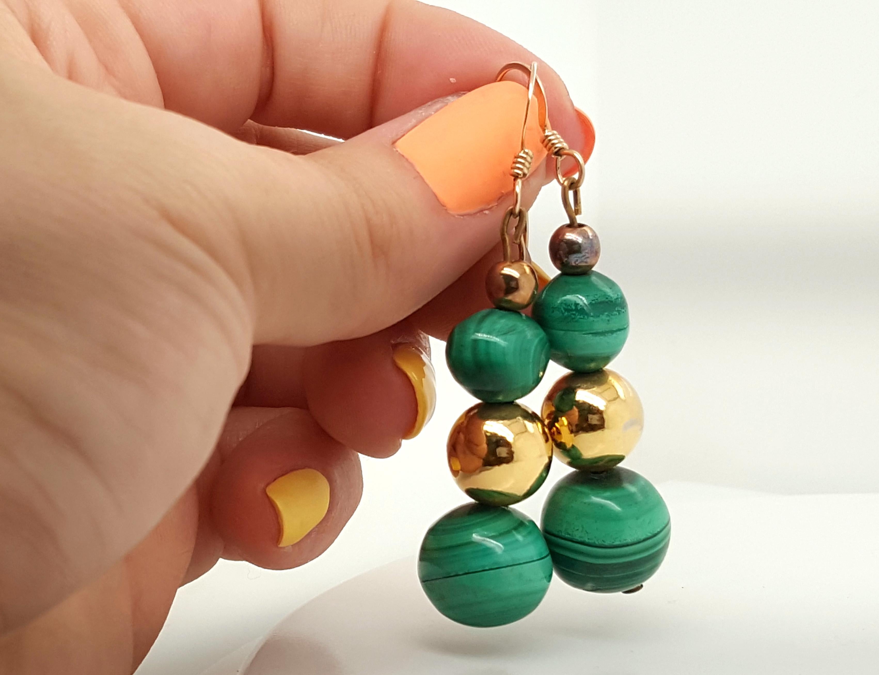 Boucles d'oreilles en perles de malachite graduées accentuées par des perles plaquées or en vente 2