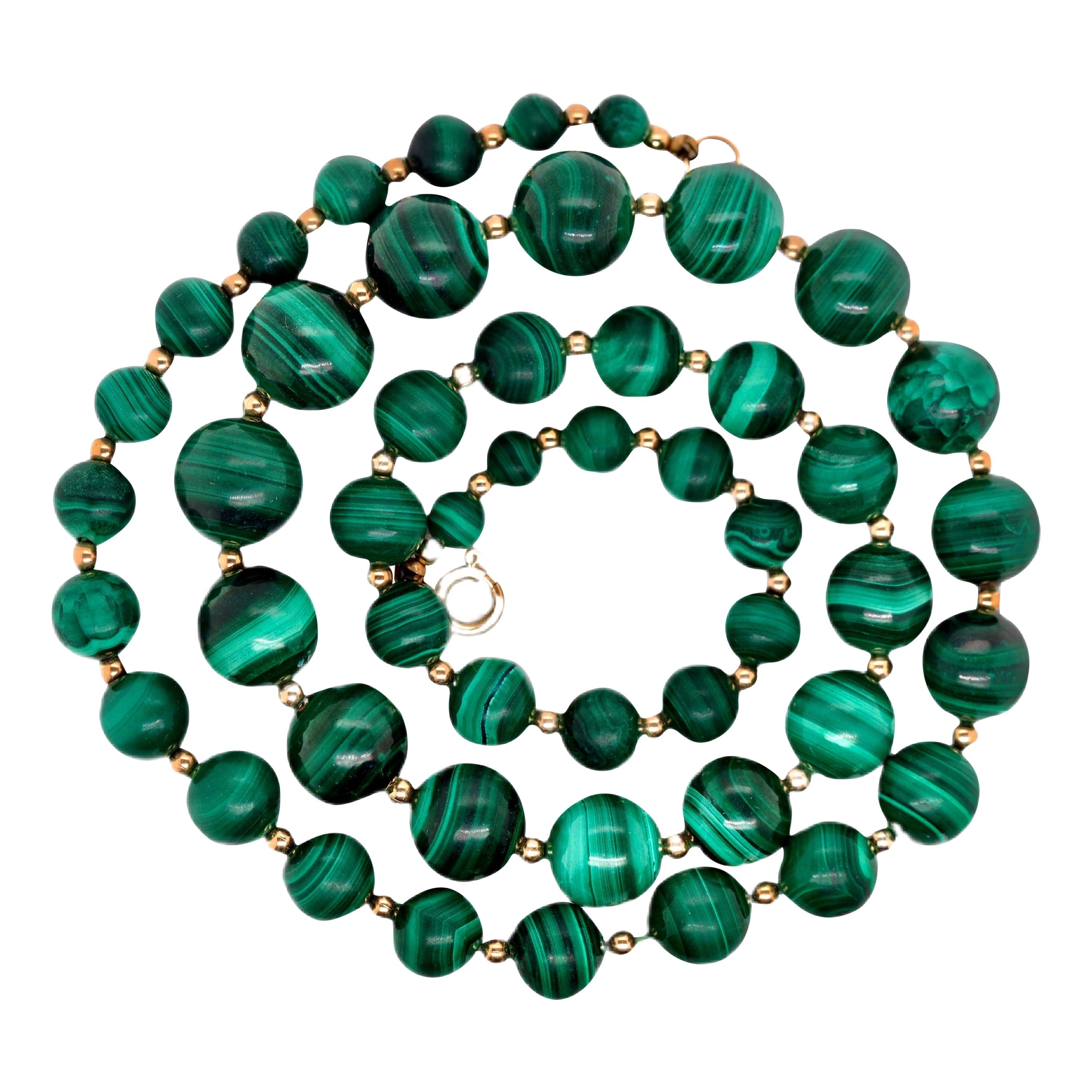 Collier de perles de malachite graduées accentué par des perles remplies d'or