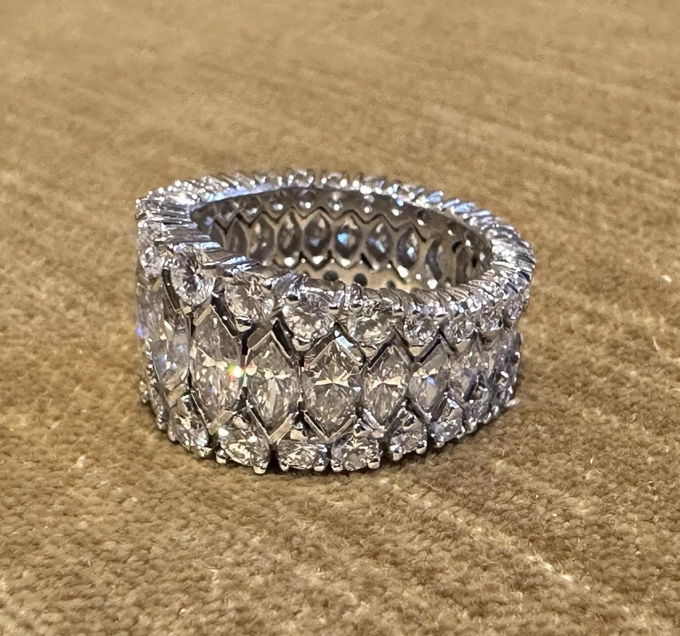 Bague en platine avec marquis et diamants ronds gradués

Le bracelet d'éternité en diamant présente 25 diamants marquise graduels et 50 diamants ronds brillants graduels, tous sertis dans une monture en platine.

Le poids total des diamants est