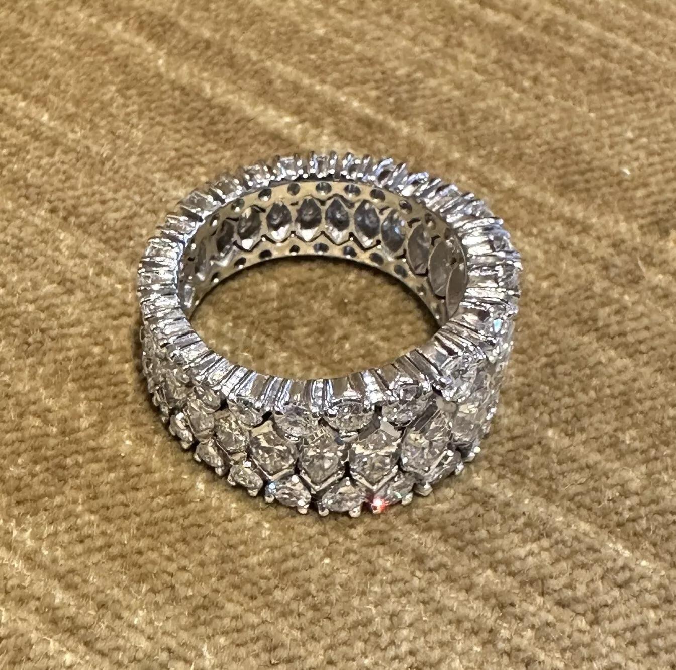 Taille Marquise Bague en platine avec marquis et diamants ronds gradués en vente