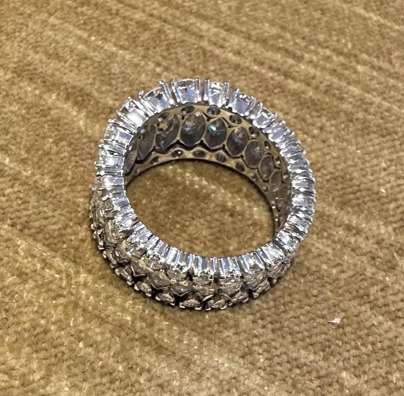 Bague en platine avec marquis et diamants ronds gradués Pour femmes en vente