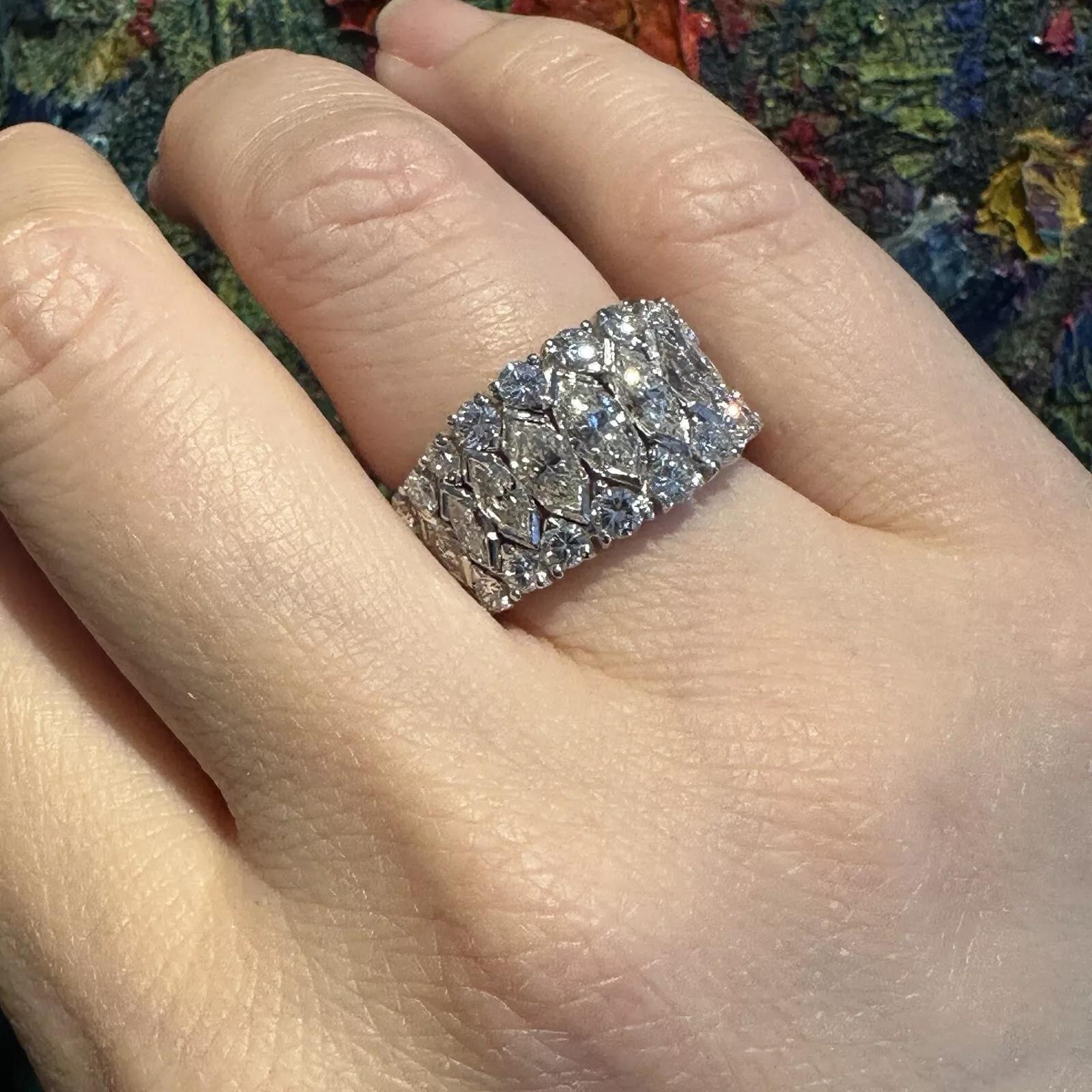Bague en platine avec marquis et diamants ronds gradués en vente 1